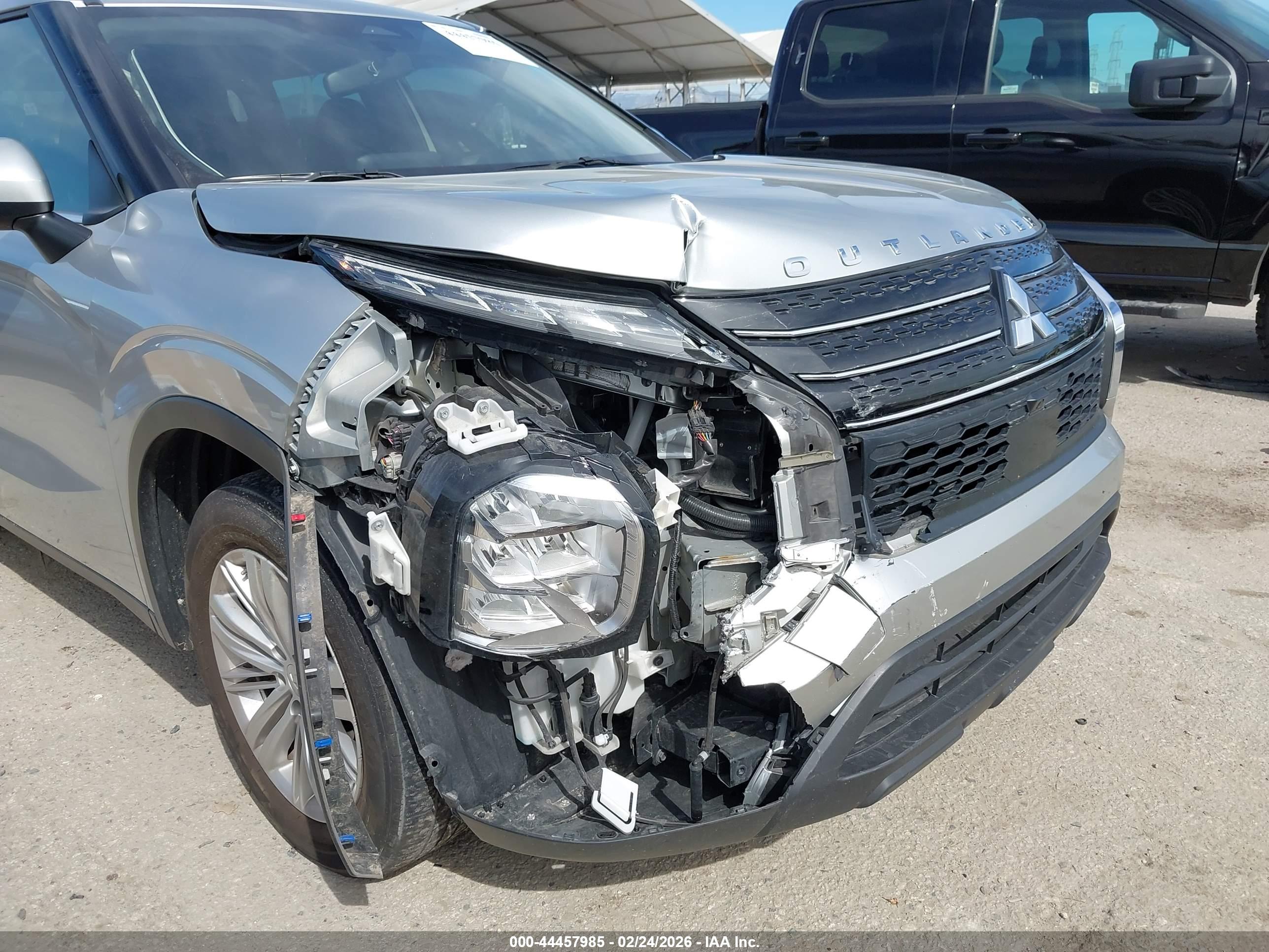 MITSUBISHI OUTLANDER image 6