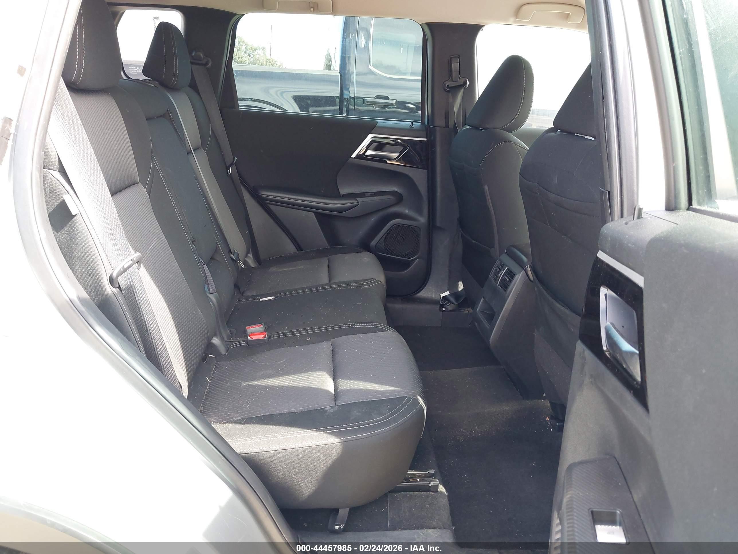 MITSUBISHI OUTLANDER image 8