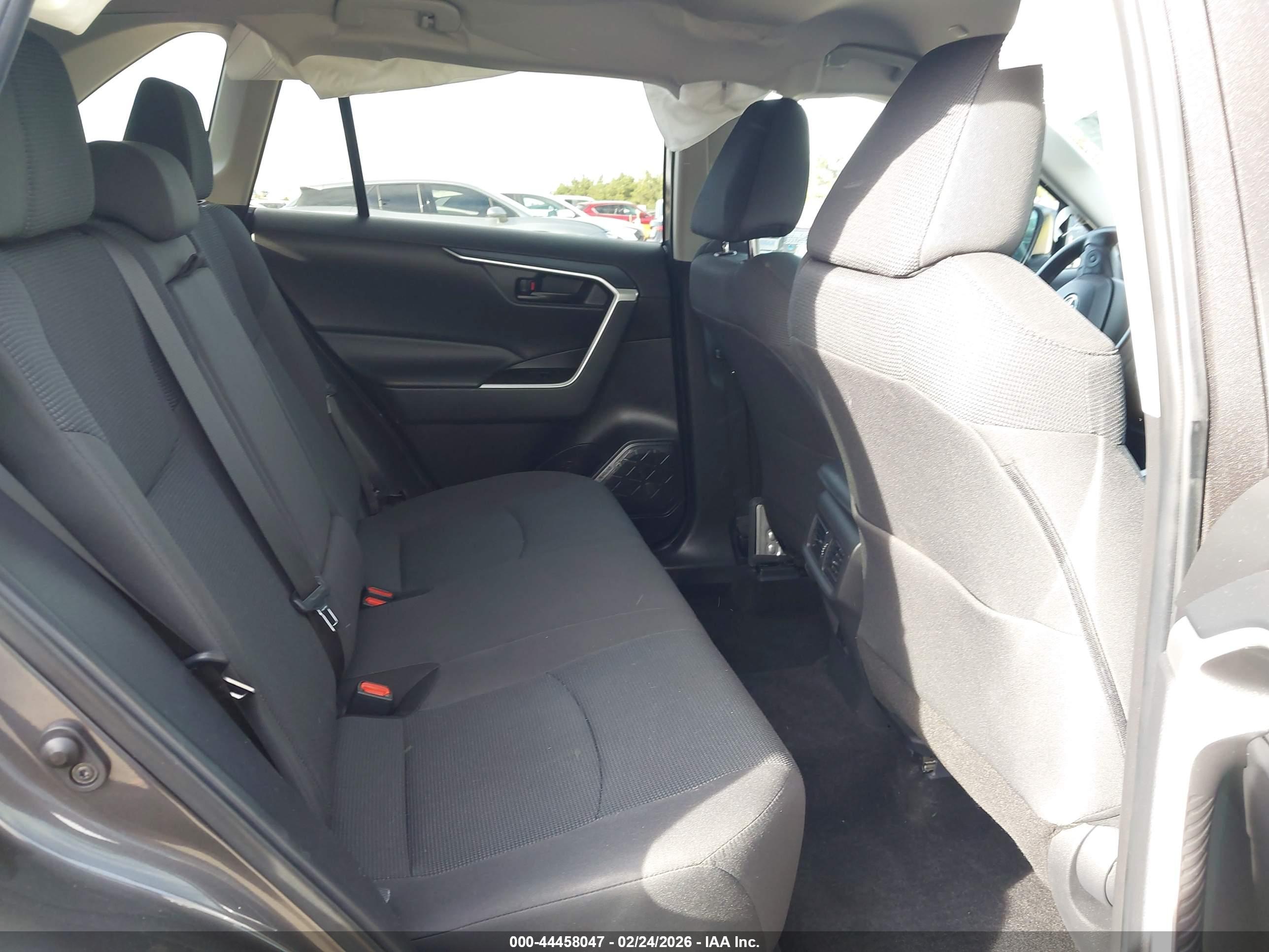 TOYOTA RAV4 image 8