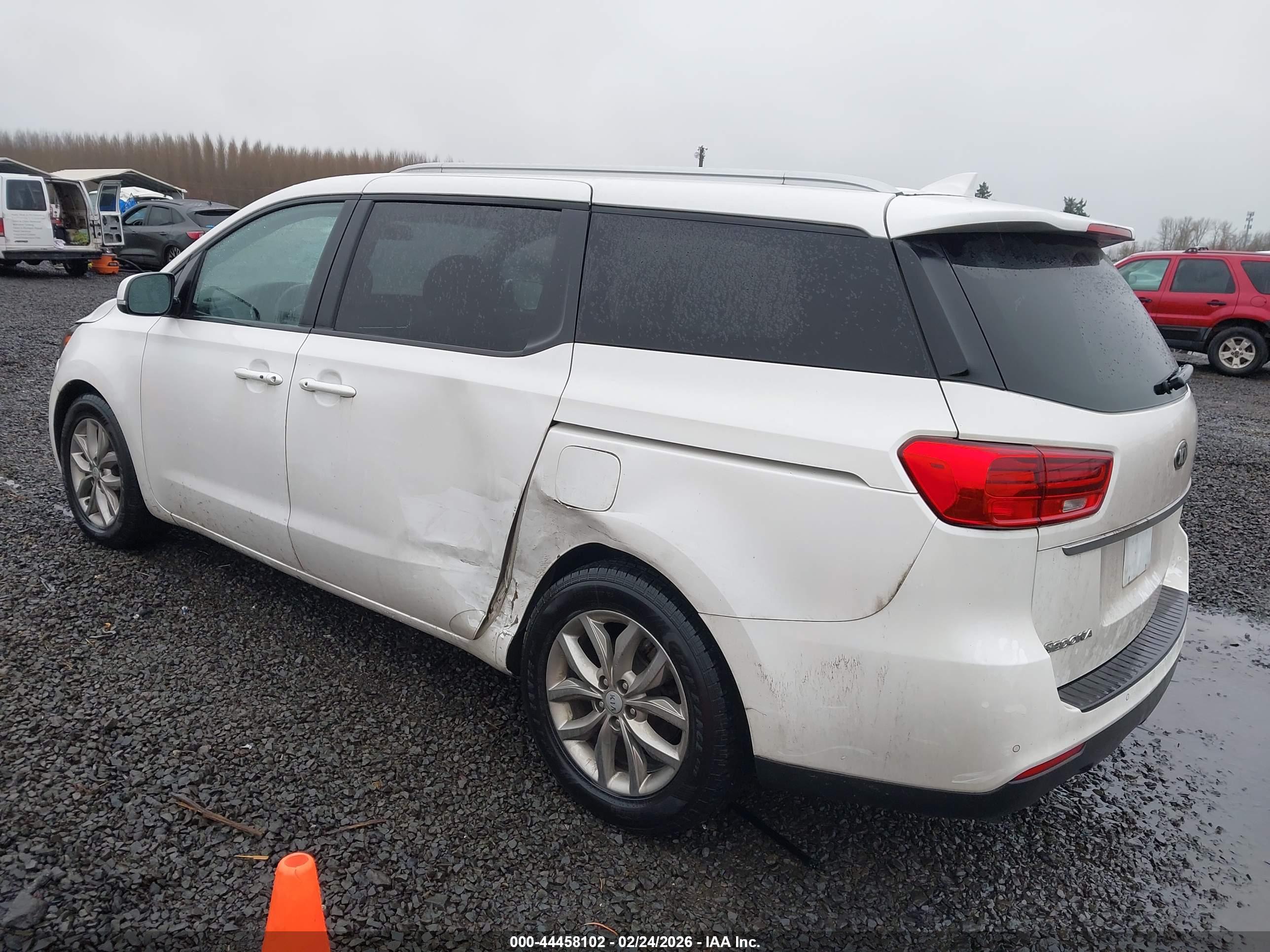 KIA SEDONA image 3