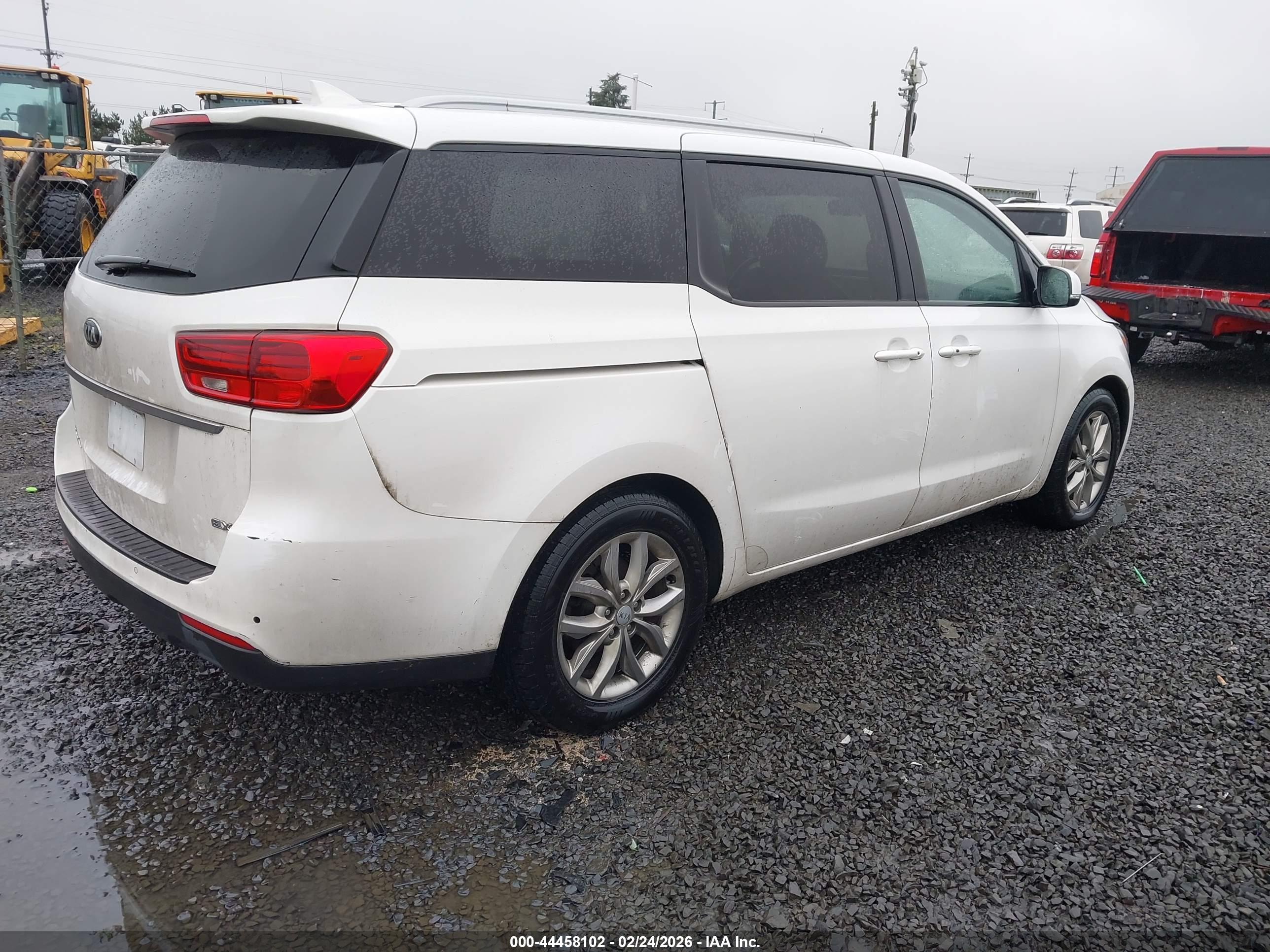 KIA SEDONA image 4
