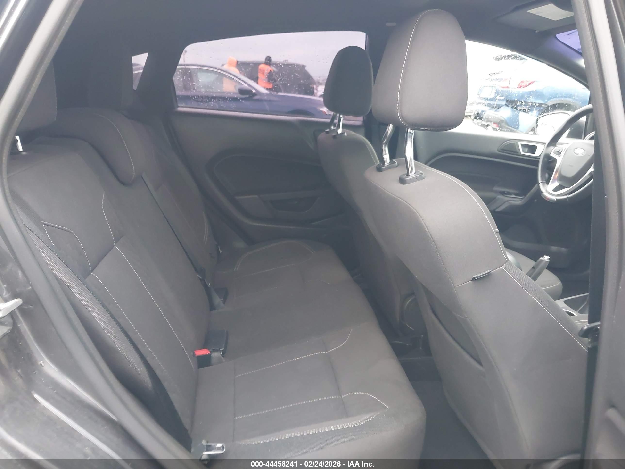 FORD FIESTA image 8