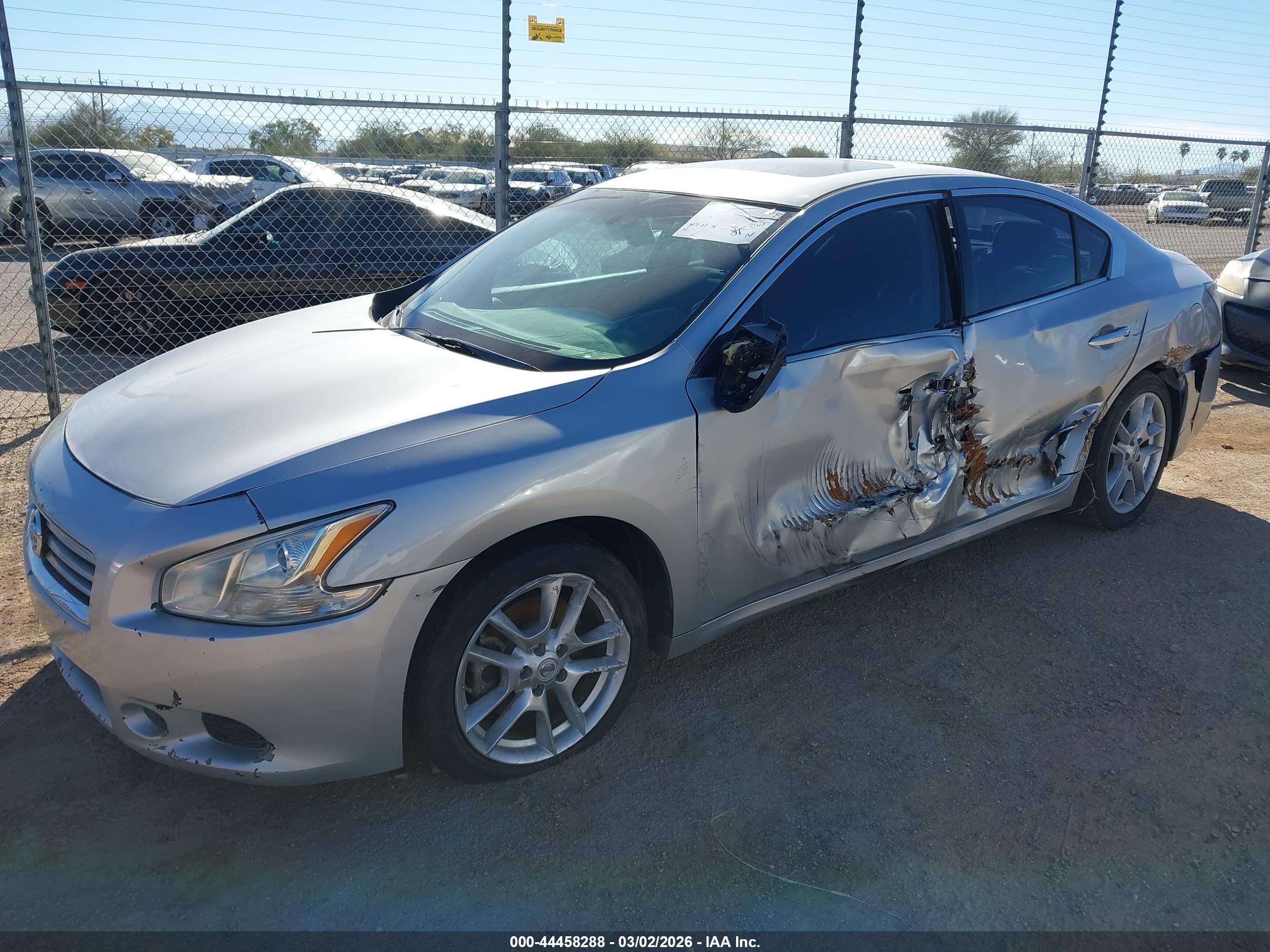NISSAN MAXIMA image 2