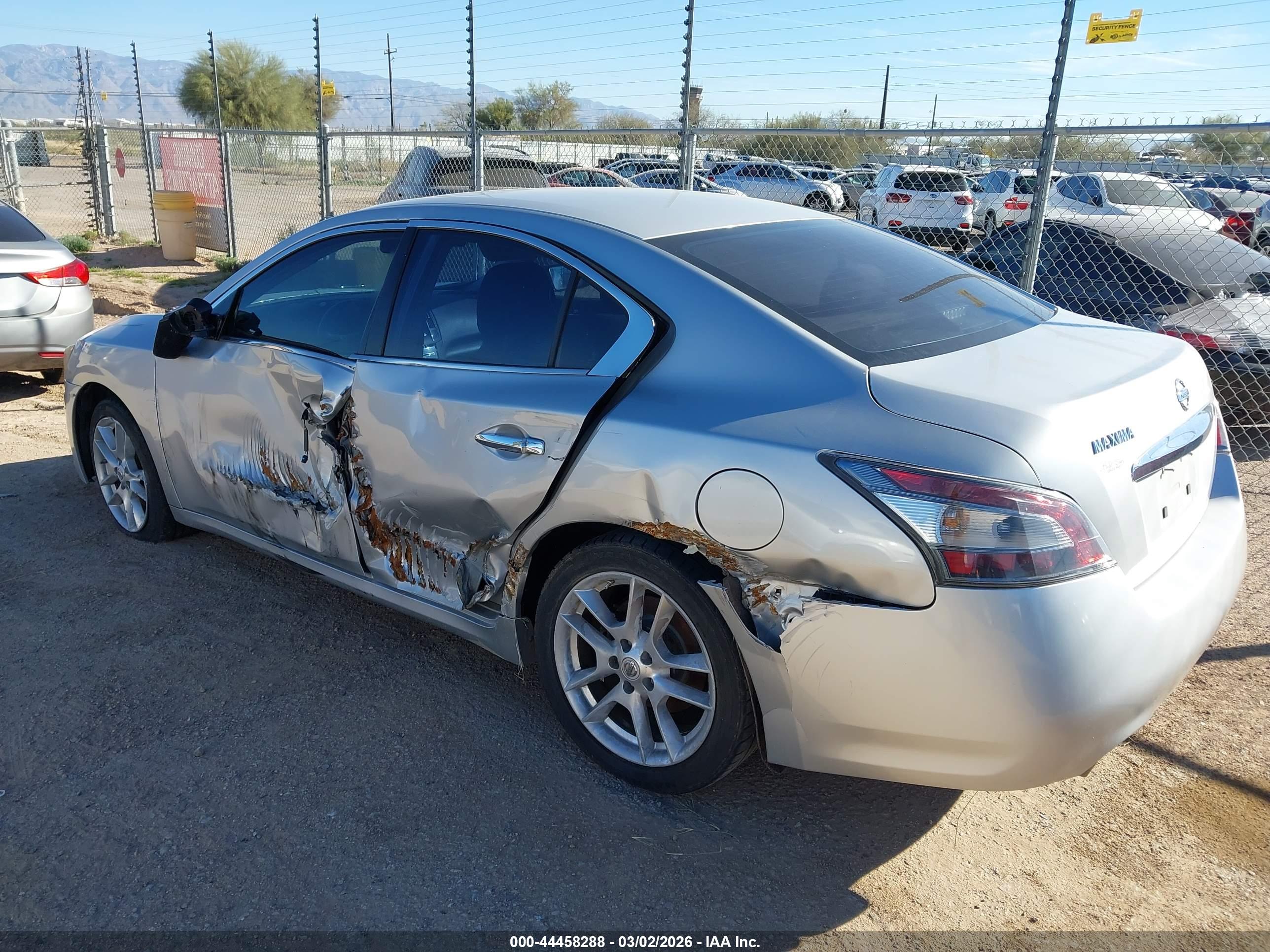 NISSAN MAXIMA image 3