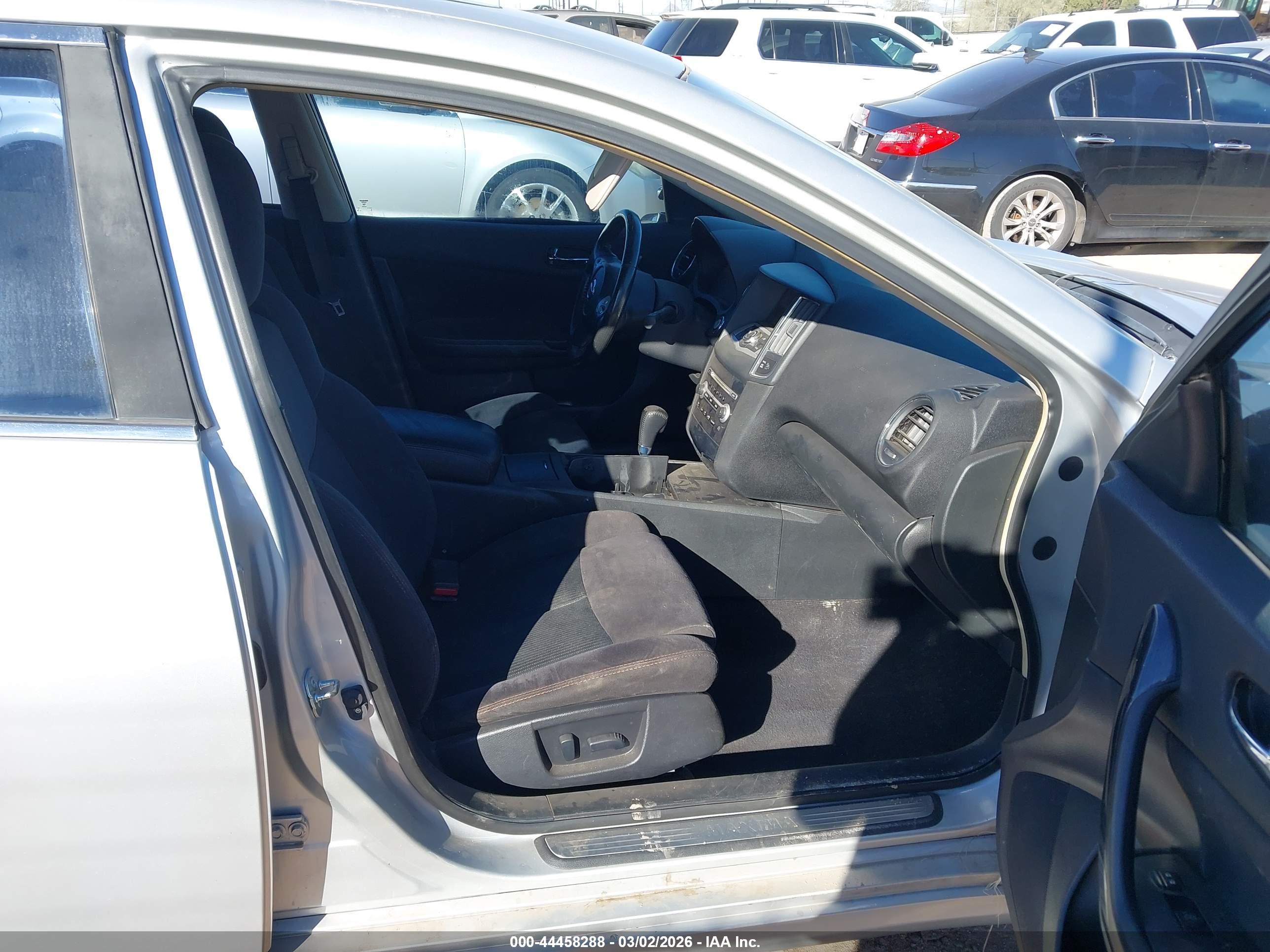 NISSAN MAXIMA image 5