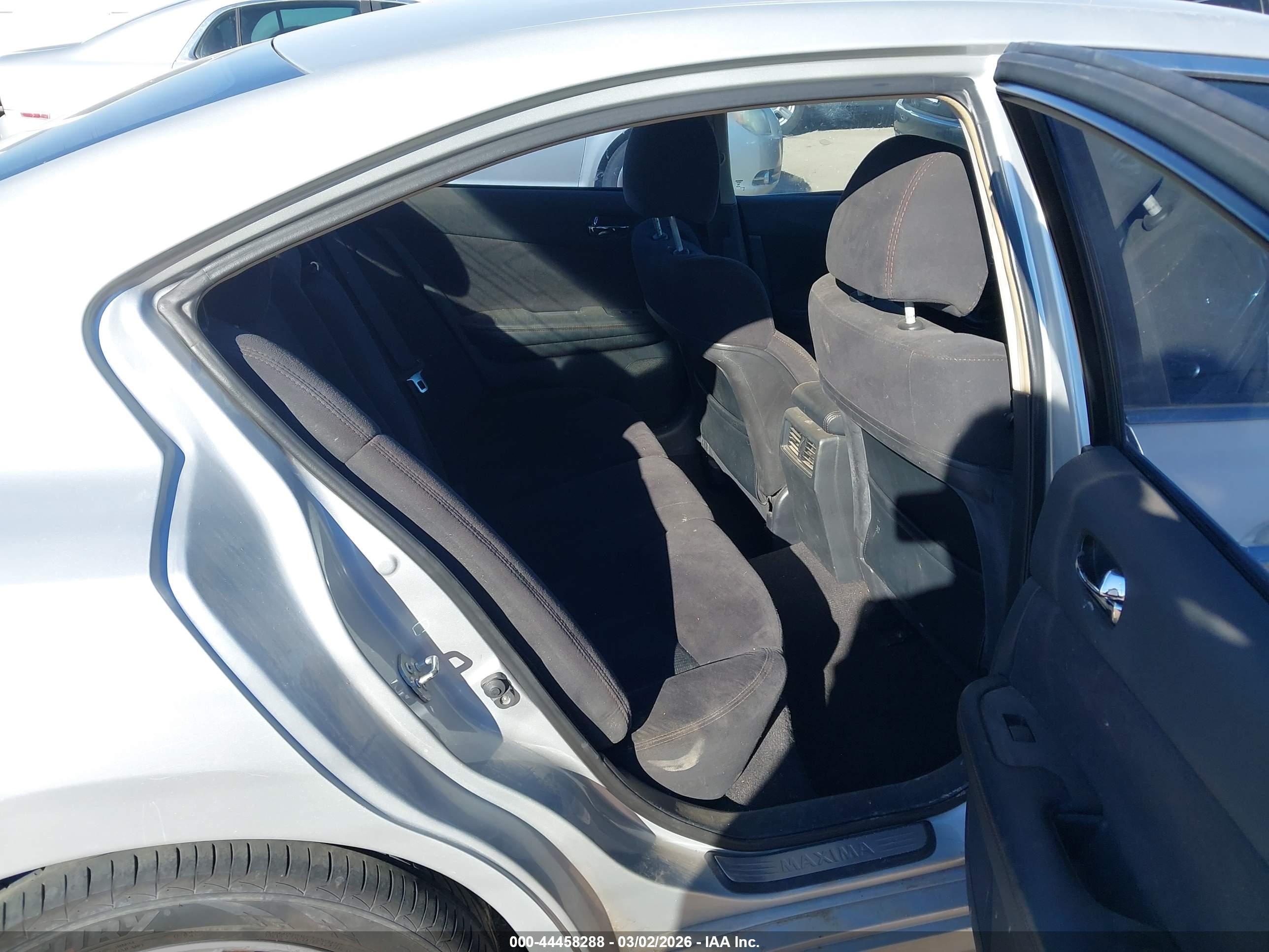 NISSAN MAXIMA image 8