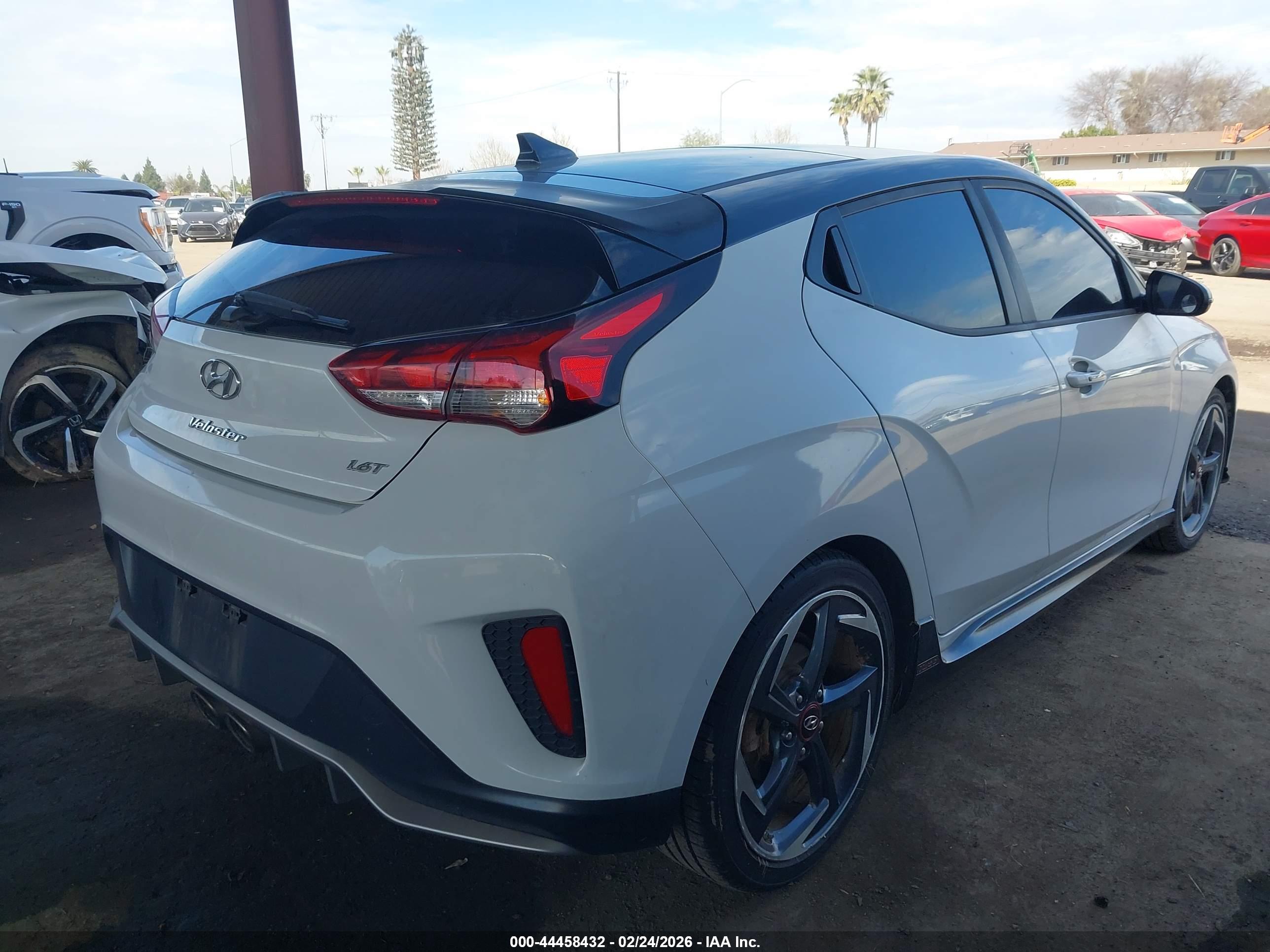 HYUNDAI VELOSTER image 4