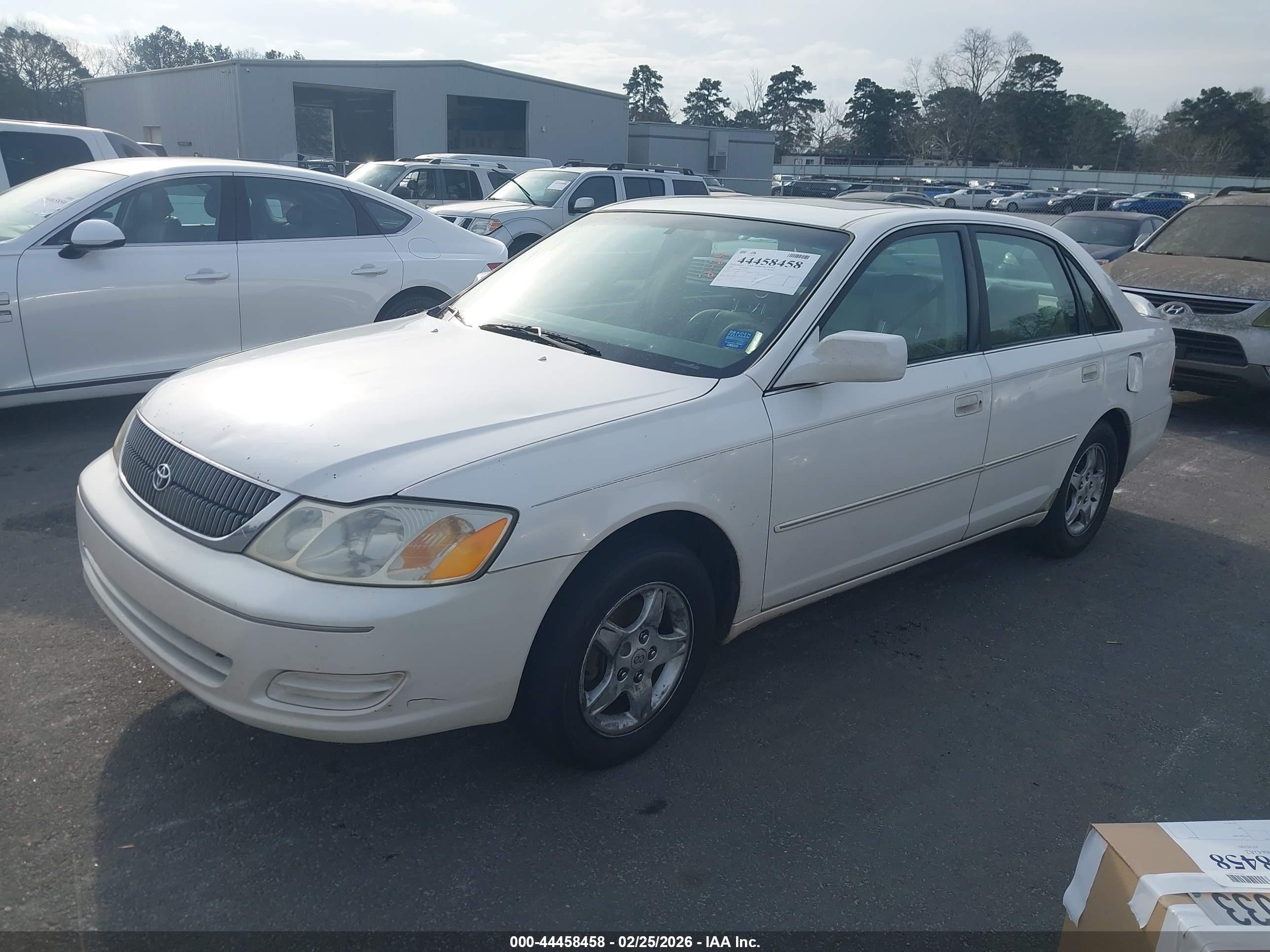 TOYOTA AVALON image 2