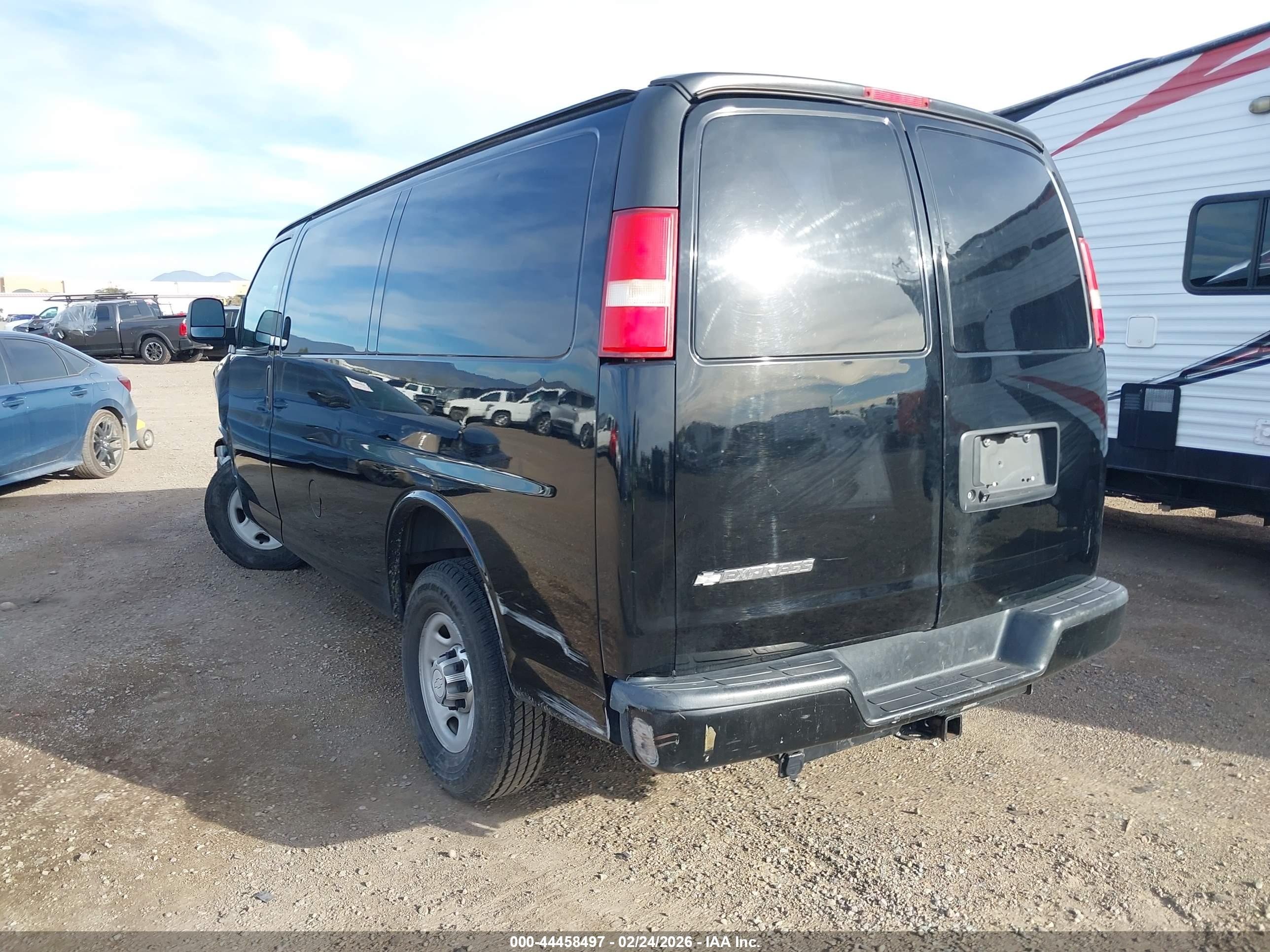 CHEVROLET EXPRESS image 3