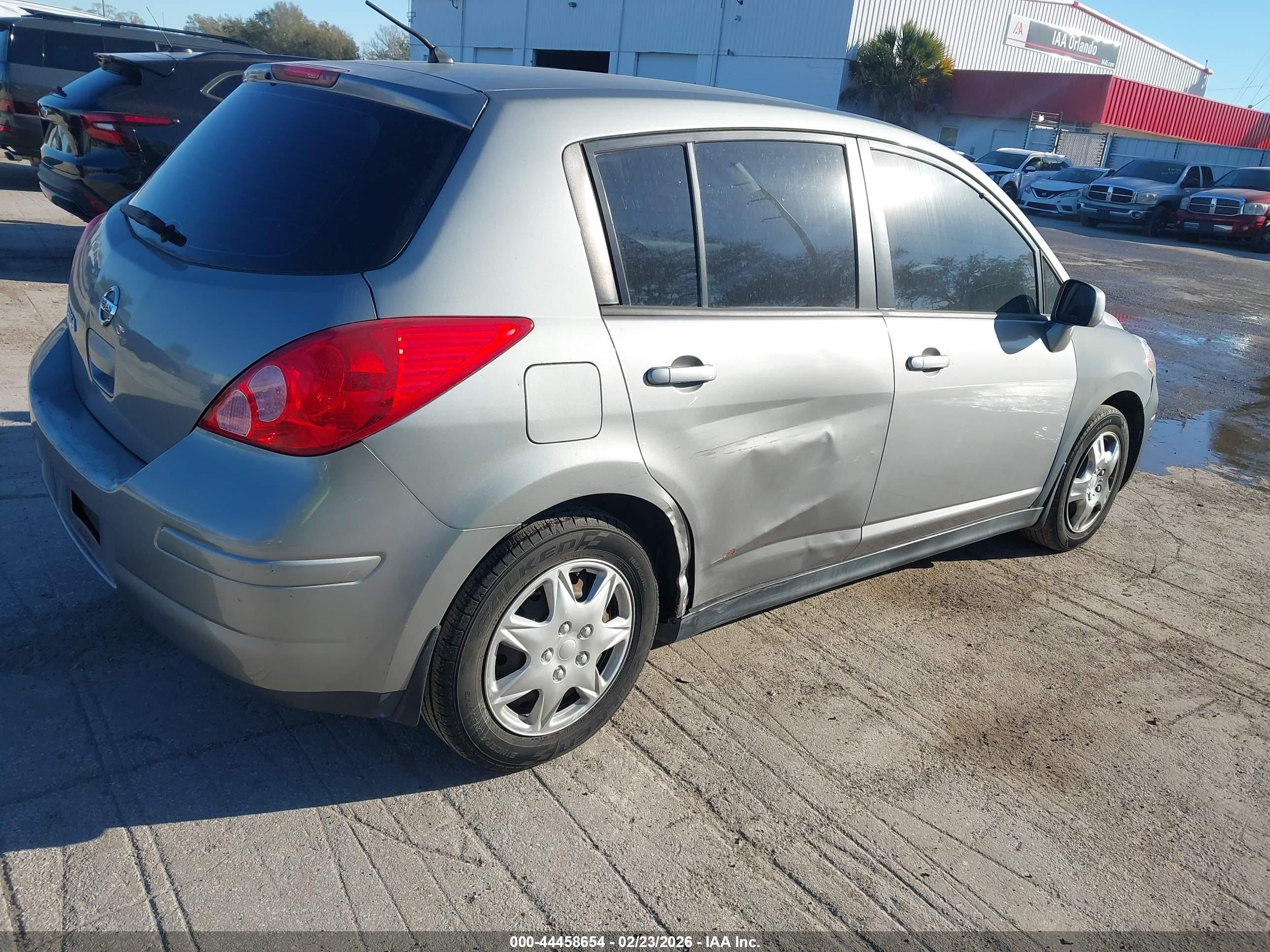 NISSAN VERSA image 6