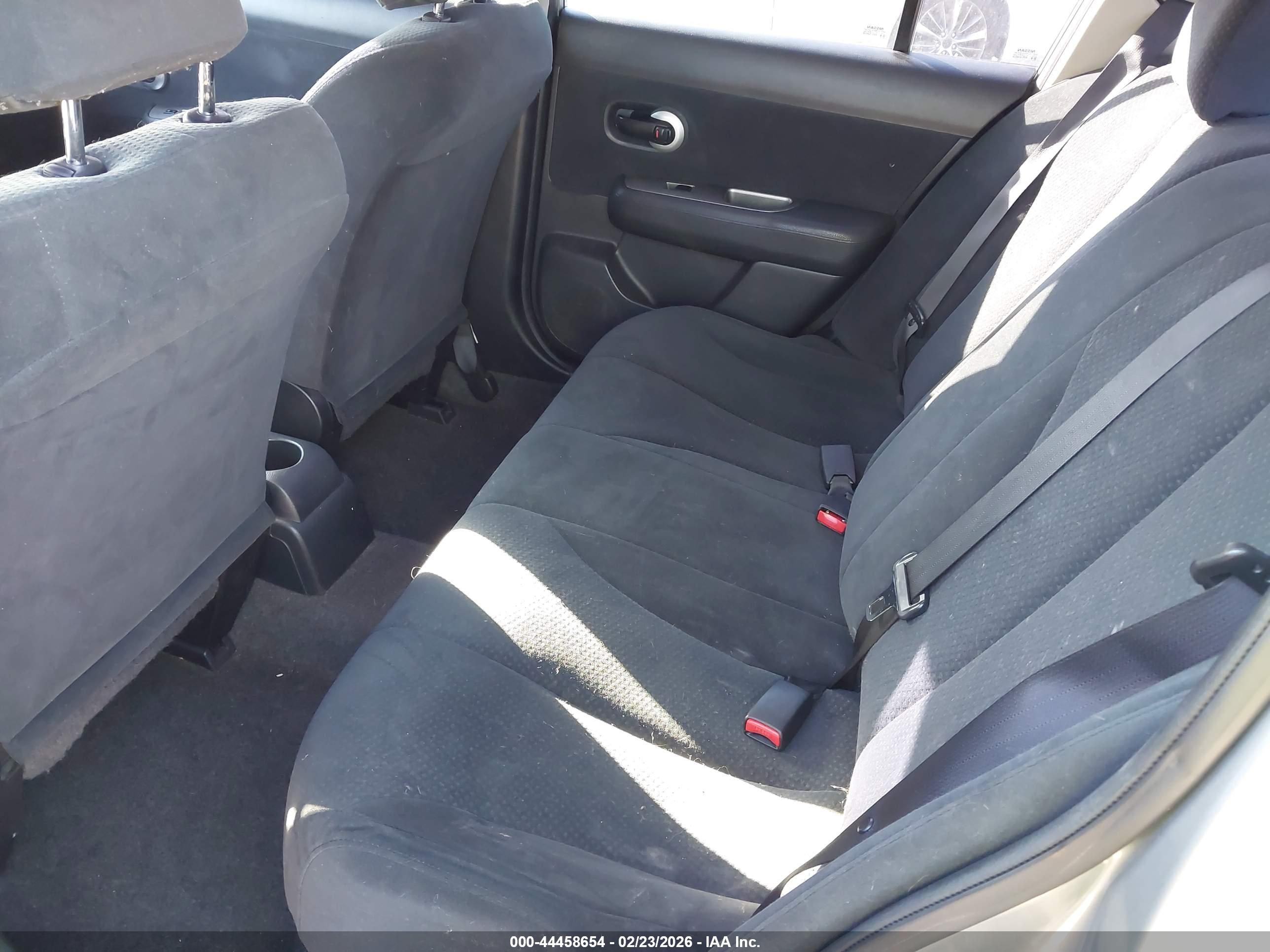 NISSAN VERSA image 8