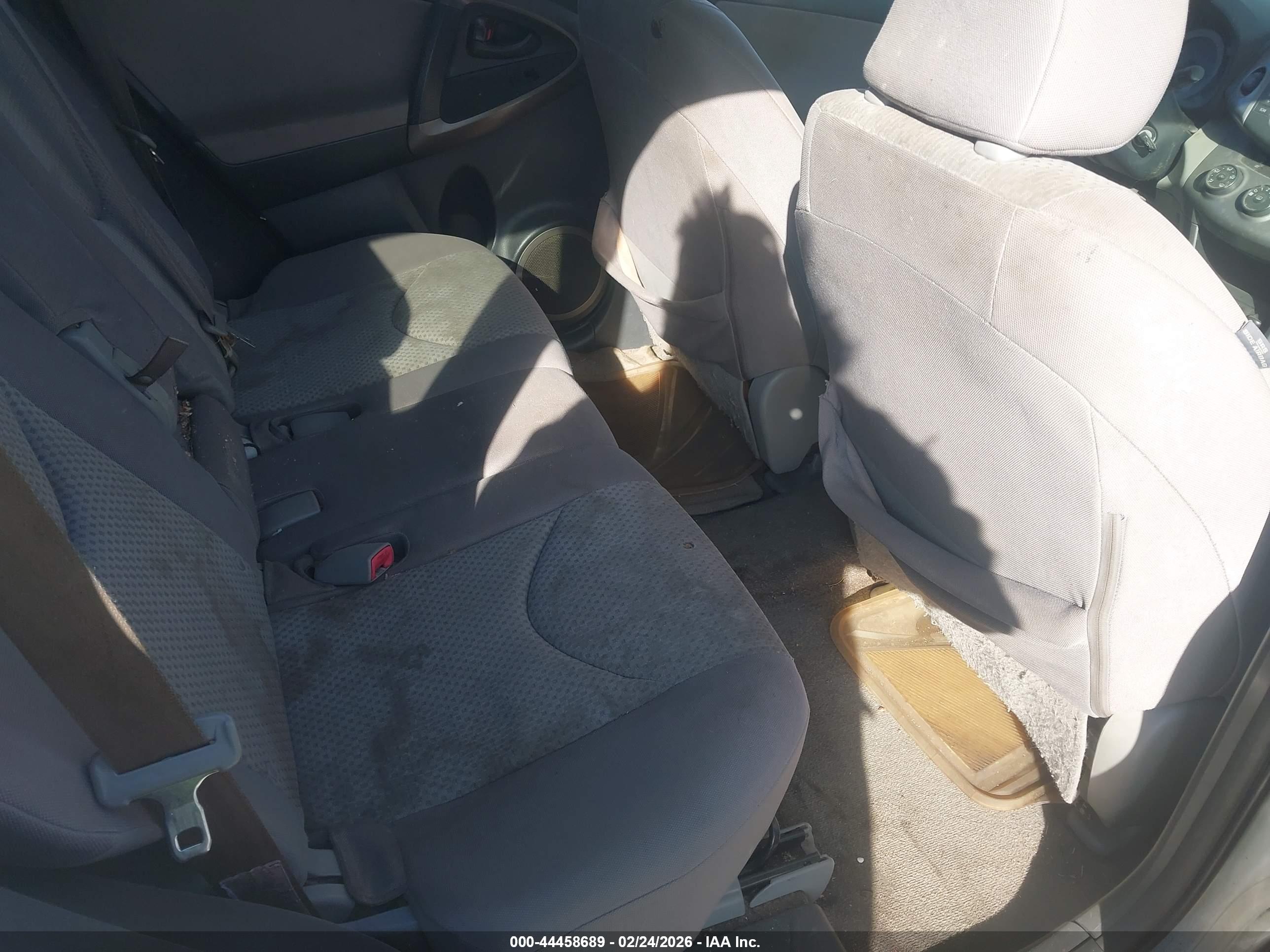 TOYOTA RAV4 image 8