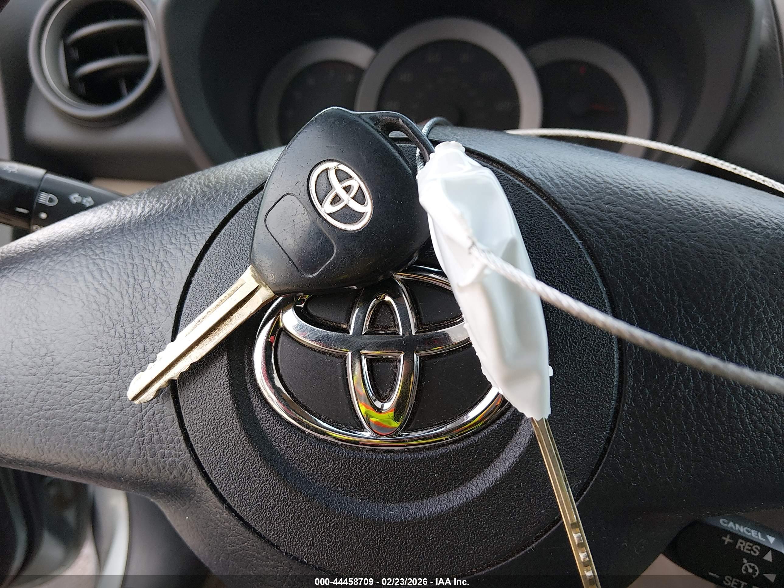 TOYOTA RAV4 image 11