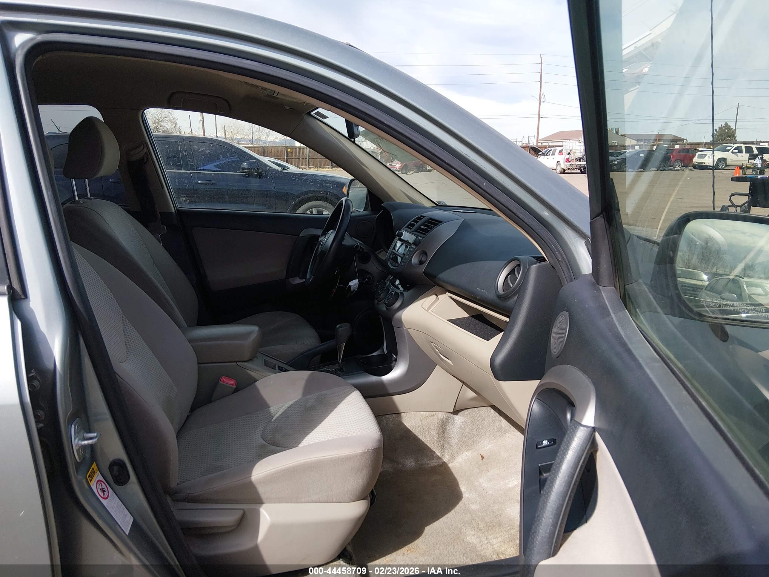 TOYOTA RAV4 image 5