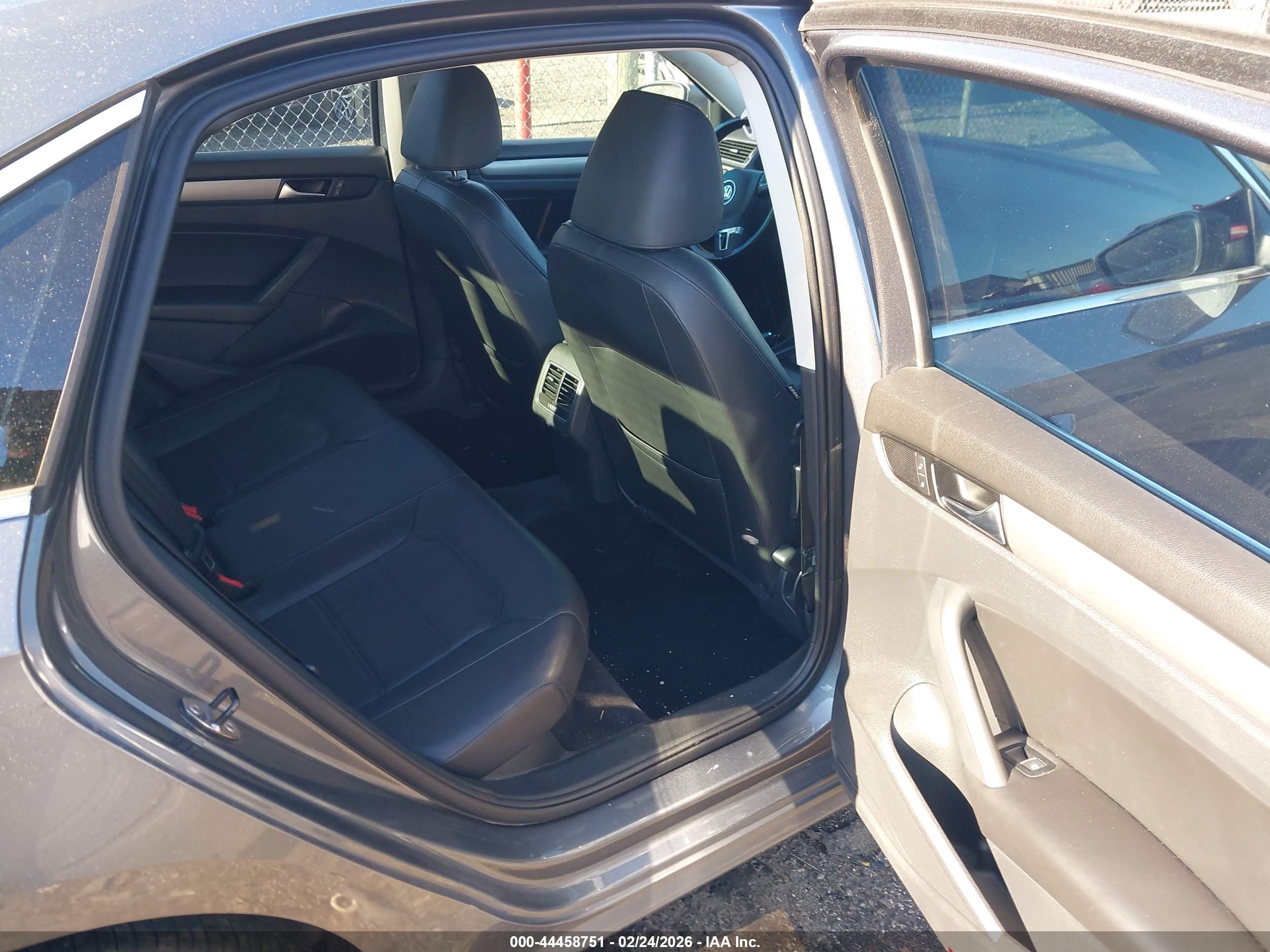 VOLKSWAGEN PASSAT image 8