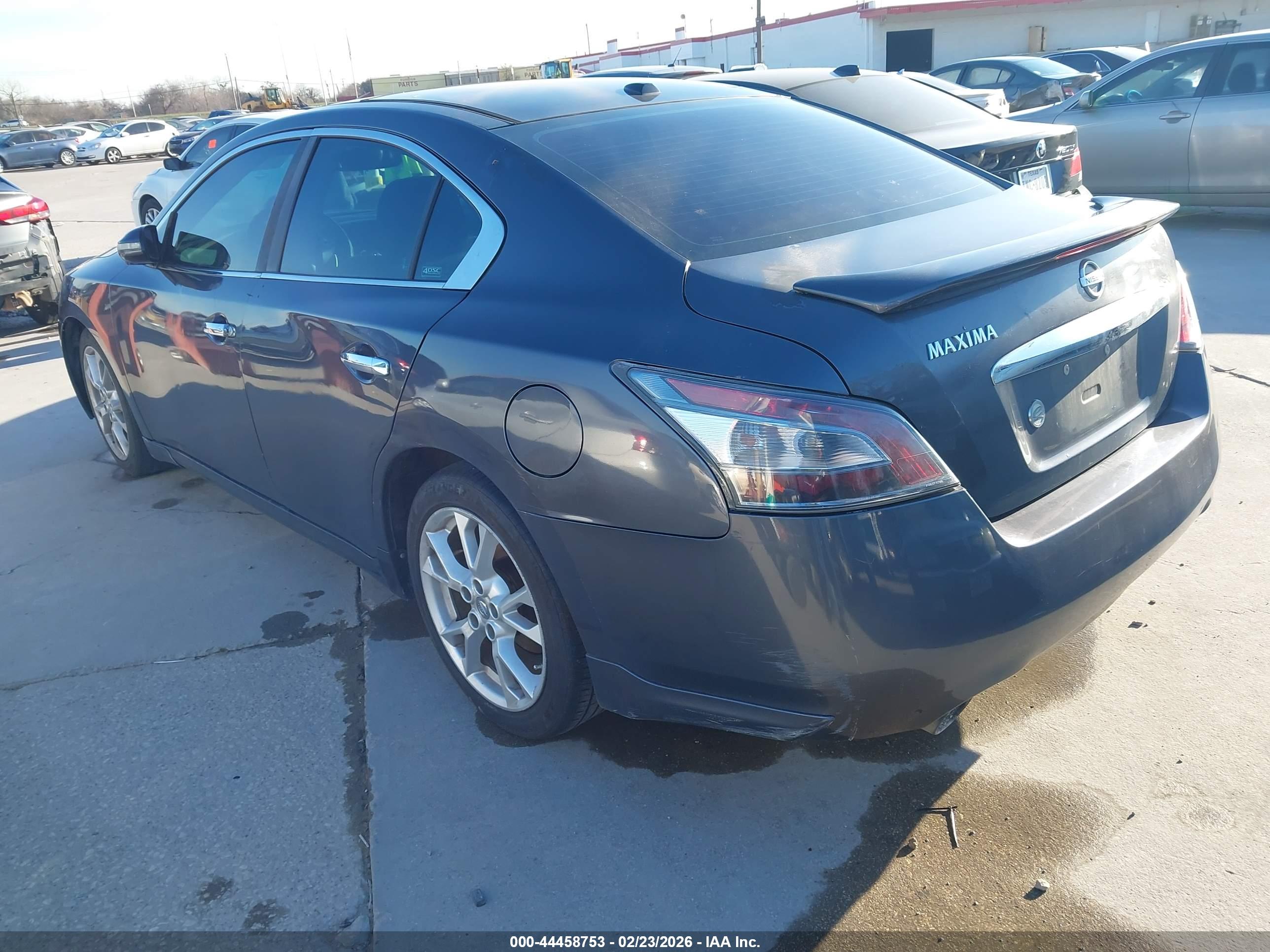 NISSAN MAXIMA image 3