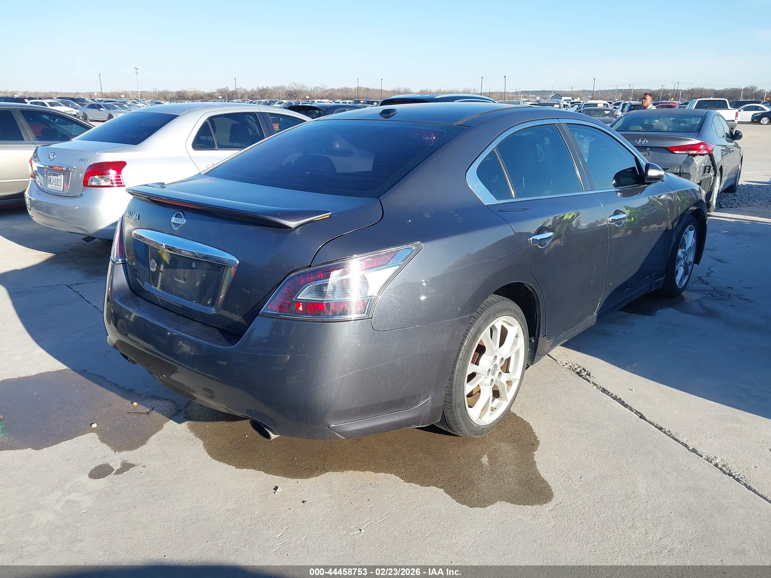 NISSAN MAXIMA image 4