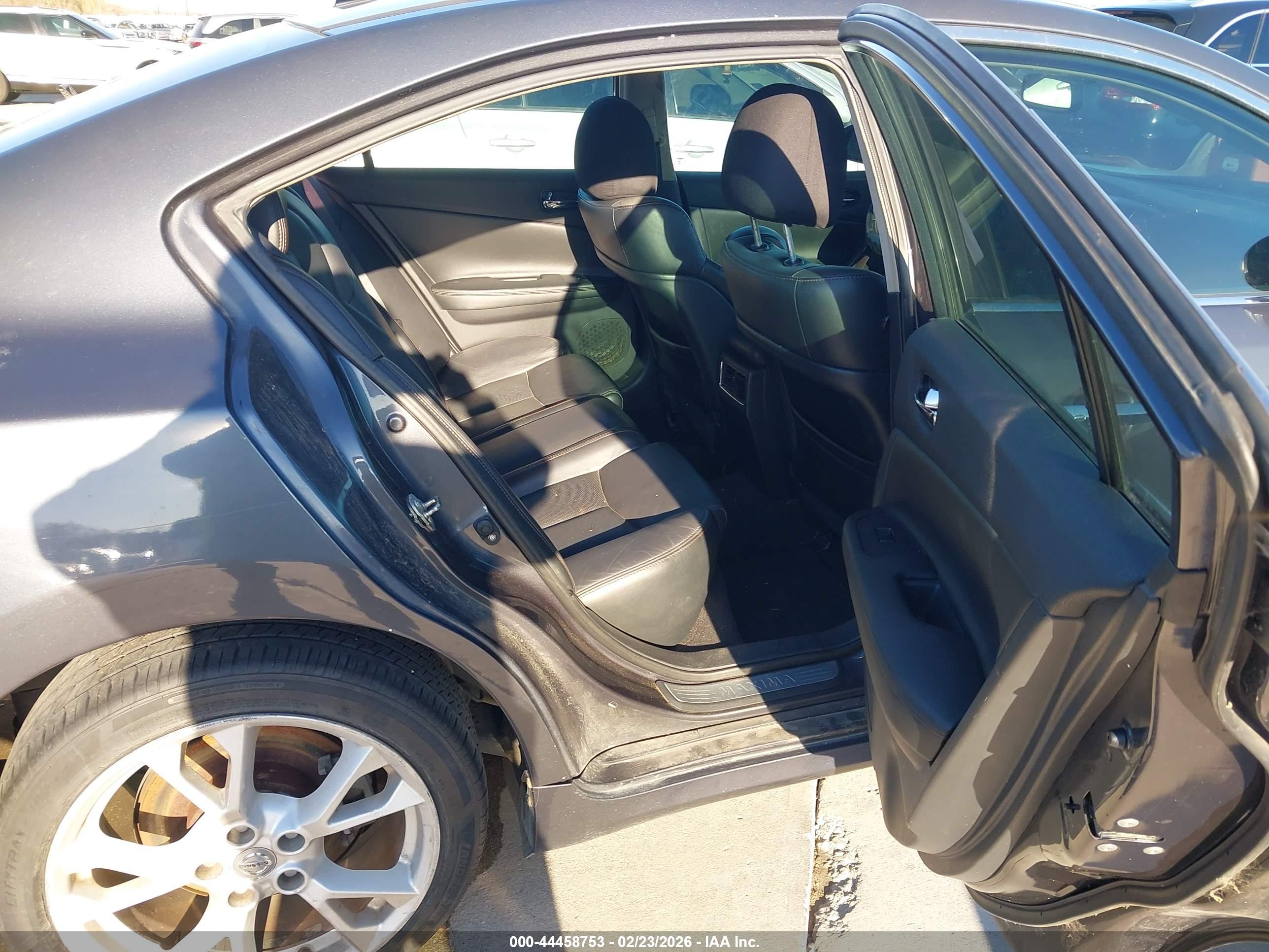 NISSAN MAXIMA image 8