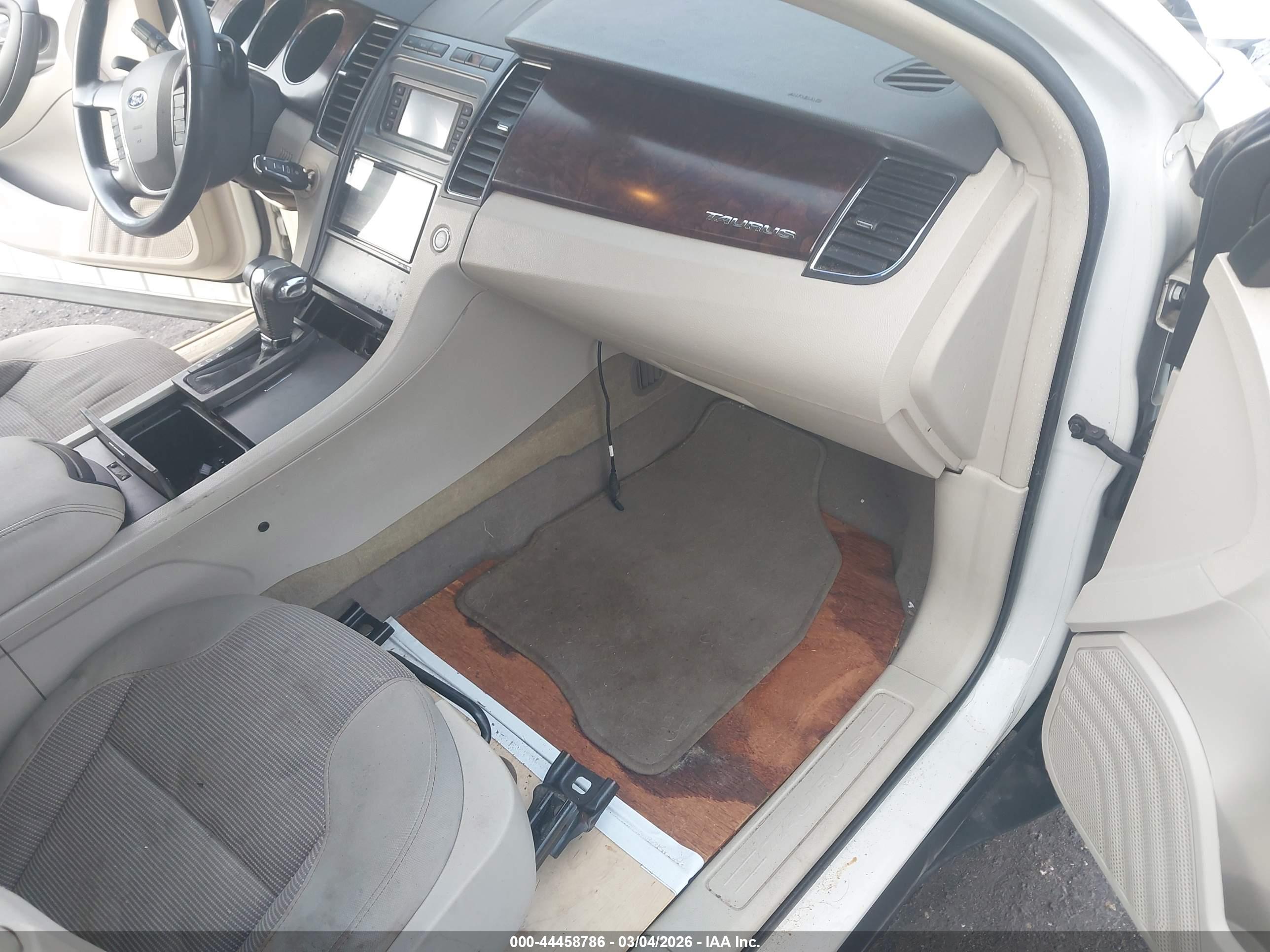 FORD TAURUS image 5