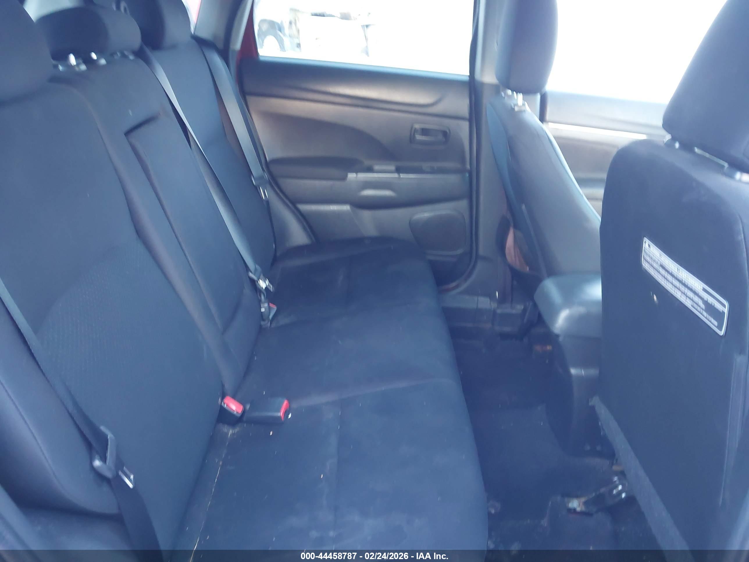 MITSUBISHI OUTLANDER image 8