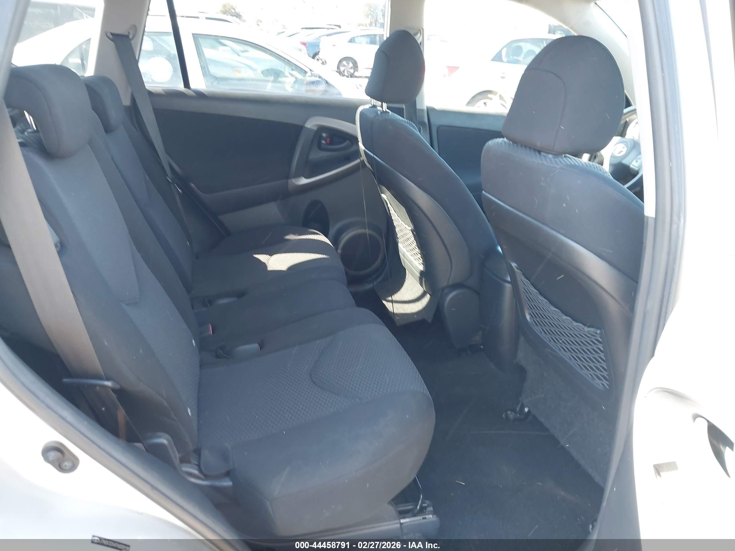 TOYOTA RAV4 image 8