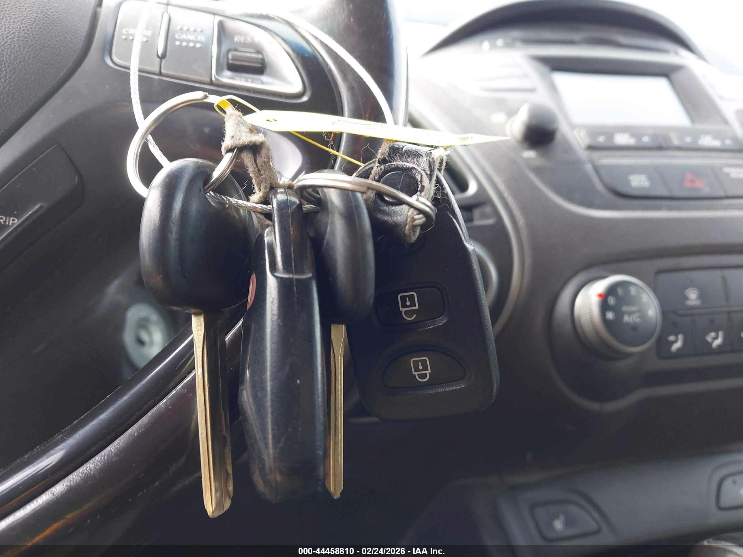 HYUNDAI TUCSON image 11