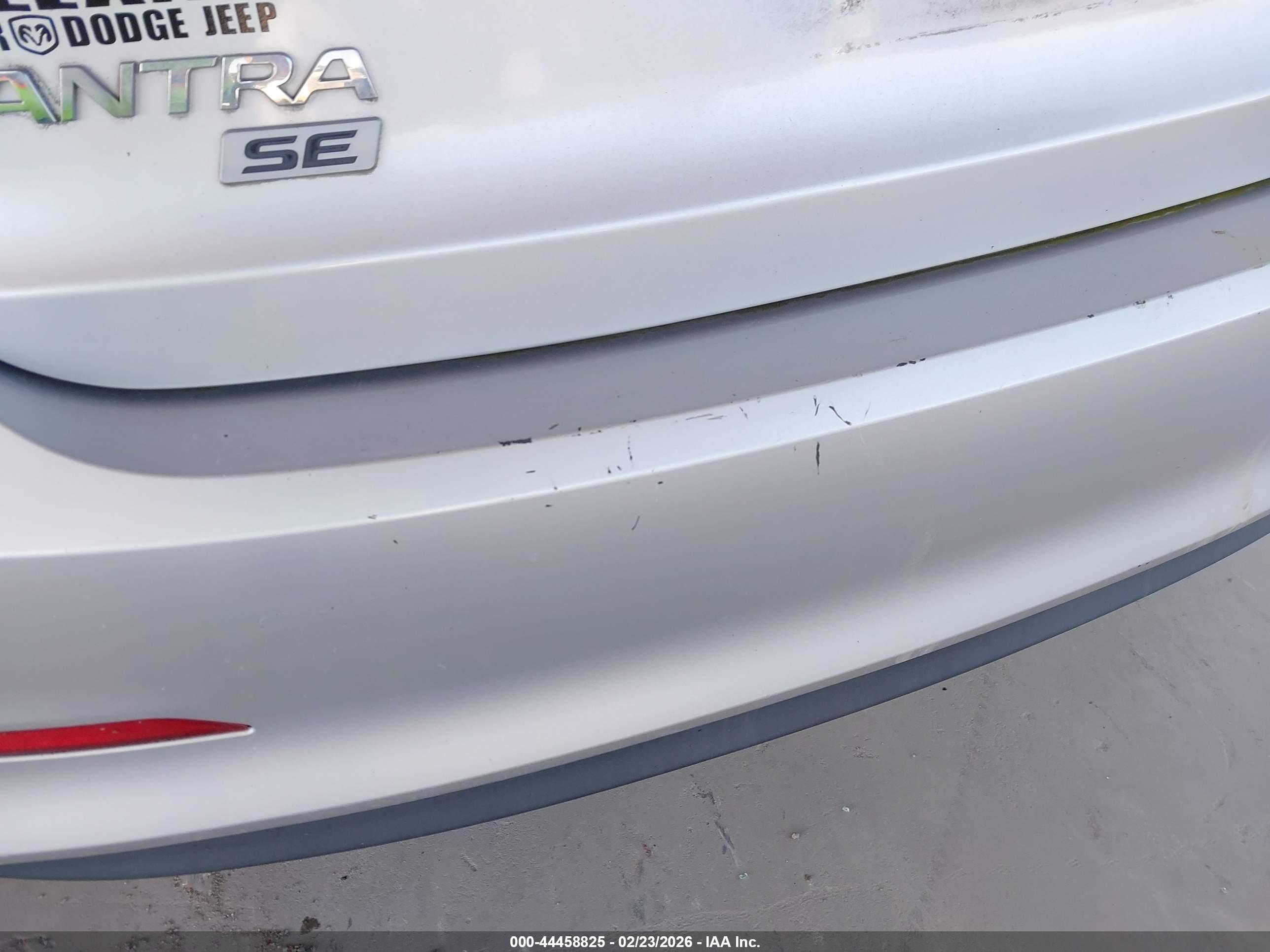 HYUNDAI ELANTRA image 6