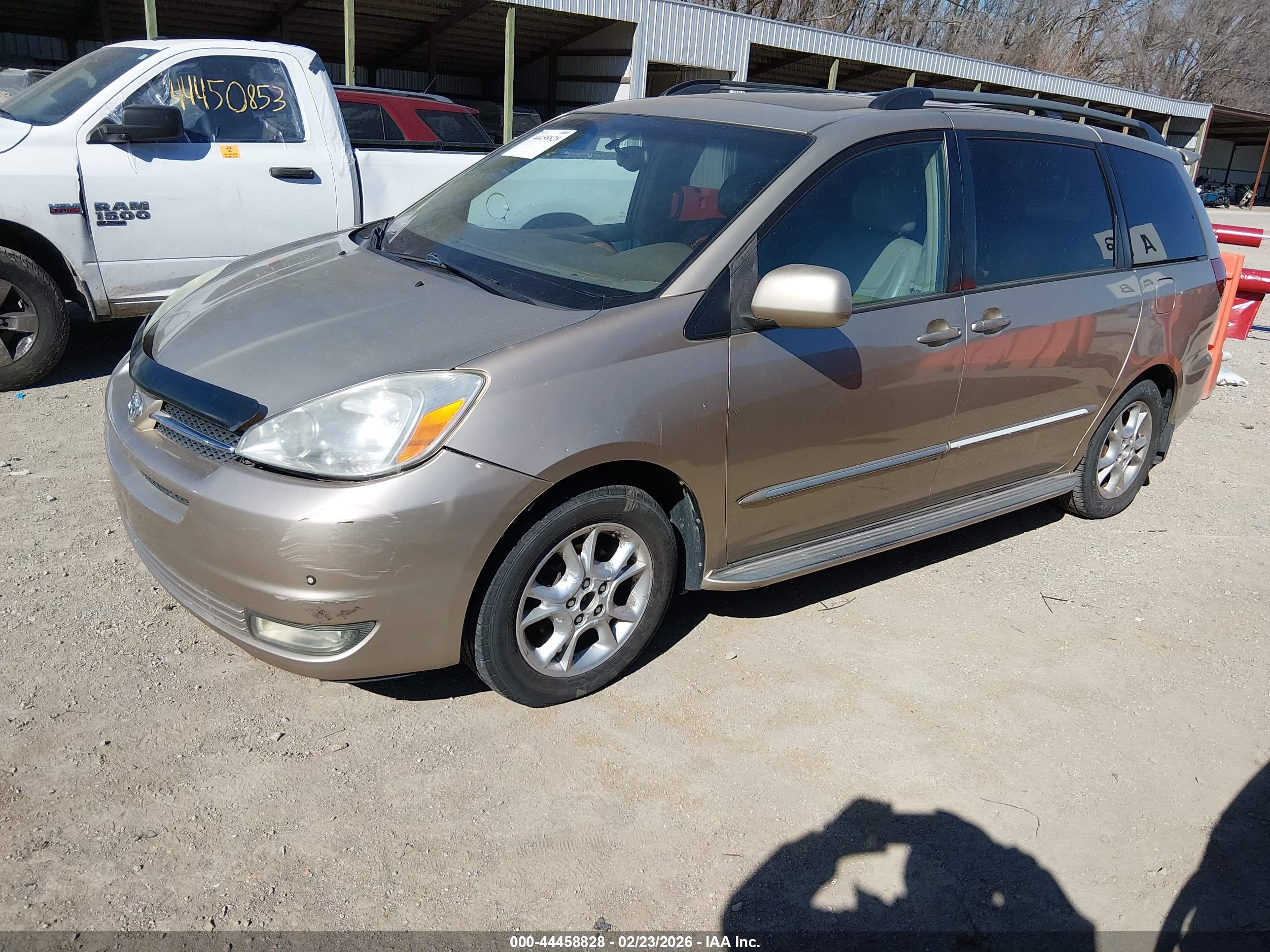 TOYOTA SIENNA image 2