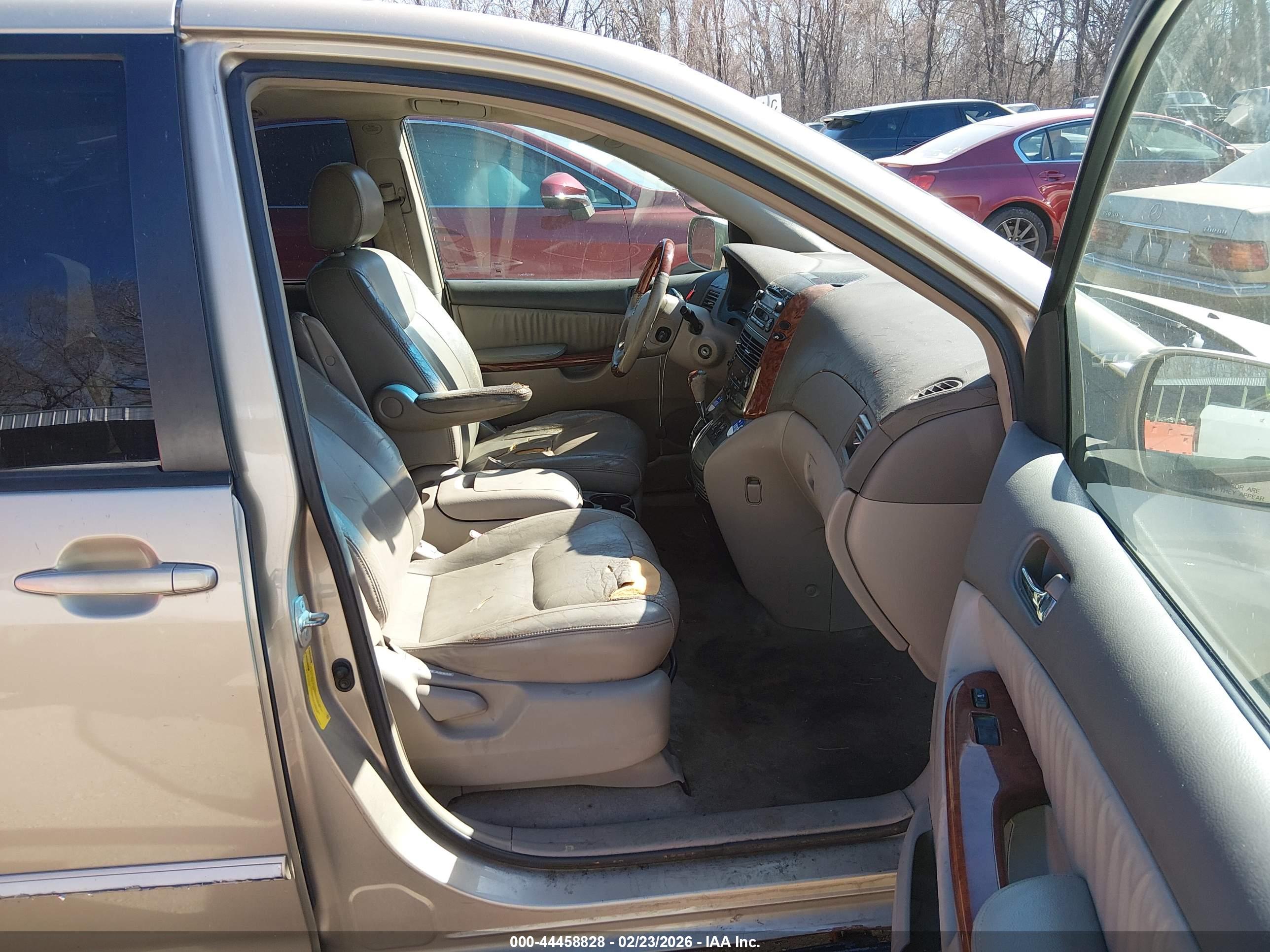 TOYOTA SIENNA image 5