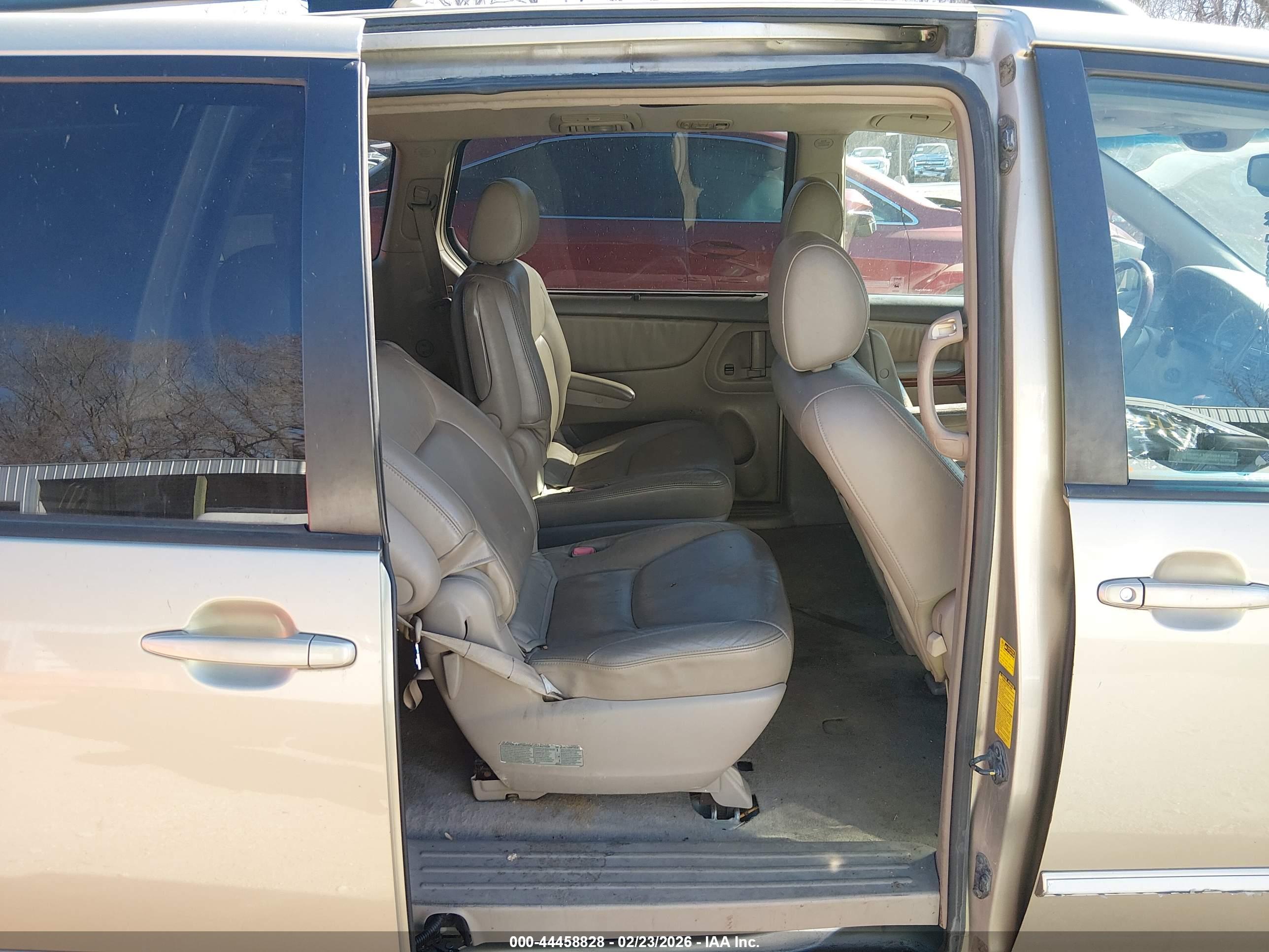 TOYOTA SIENNA image 8