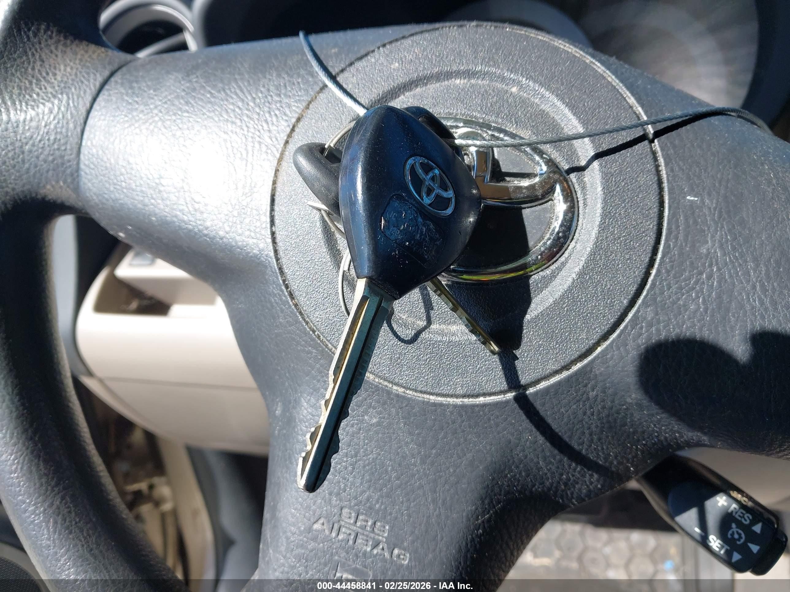 TOYOTA RAV4 image 11