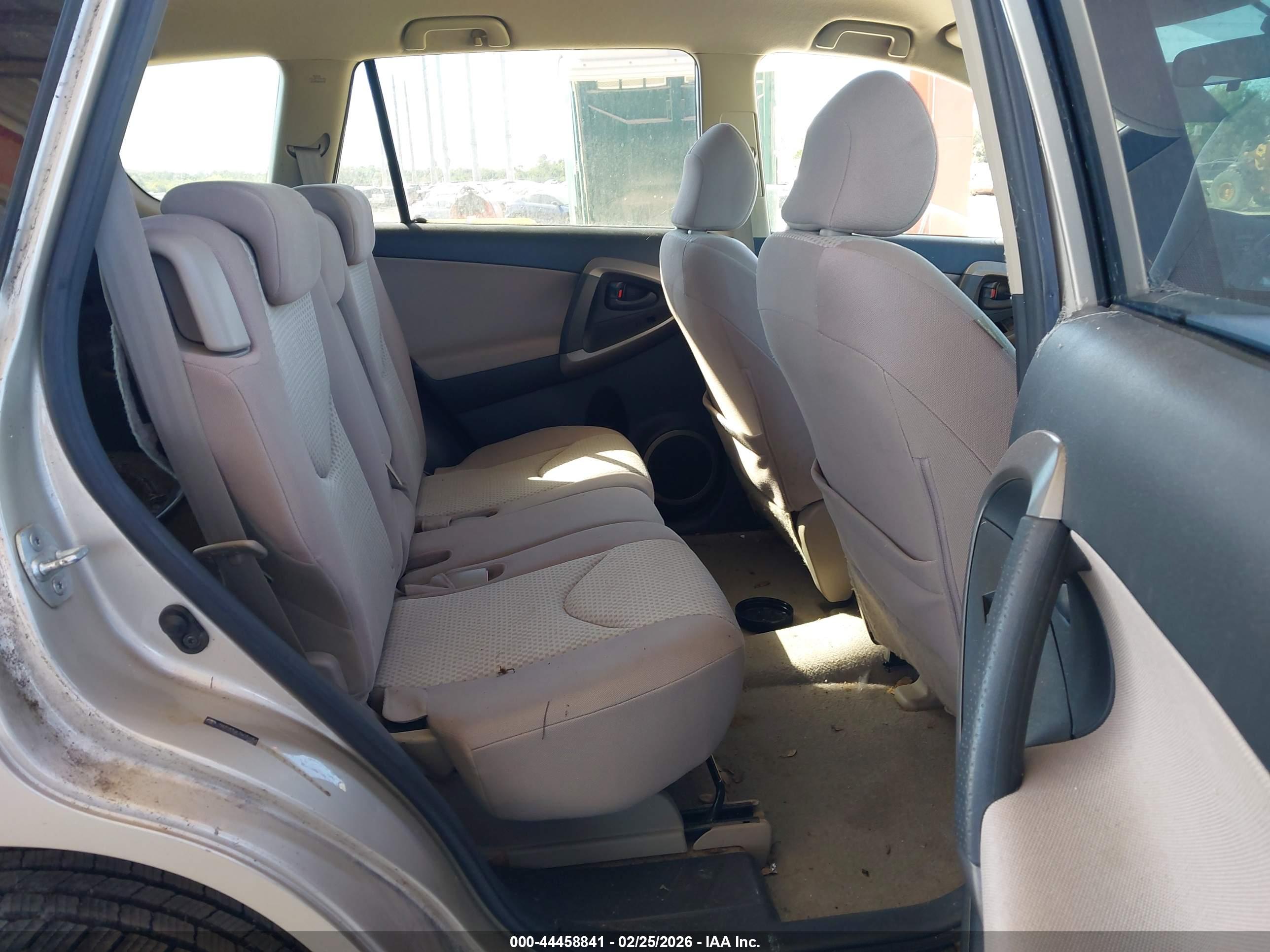 TOYOTA RAV4 image 8