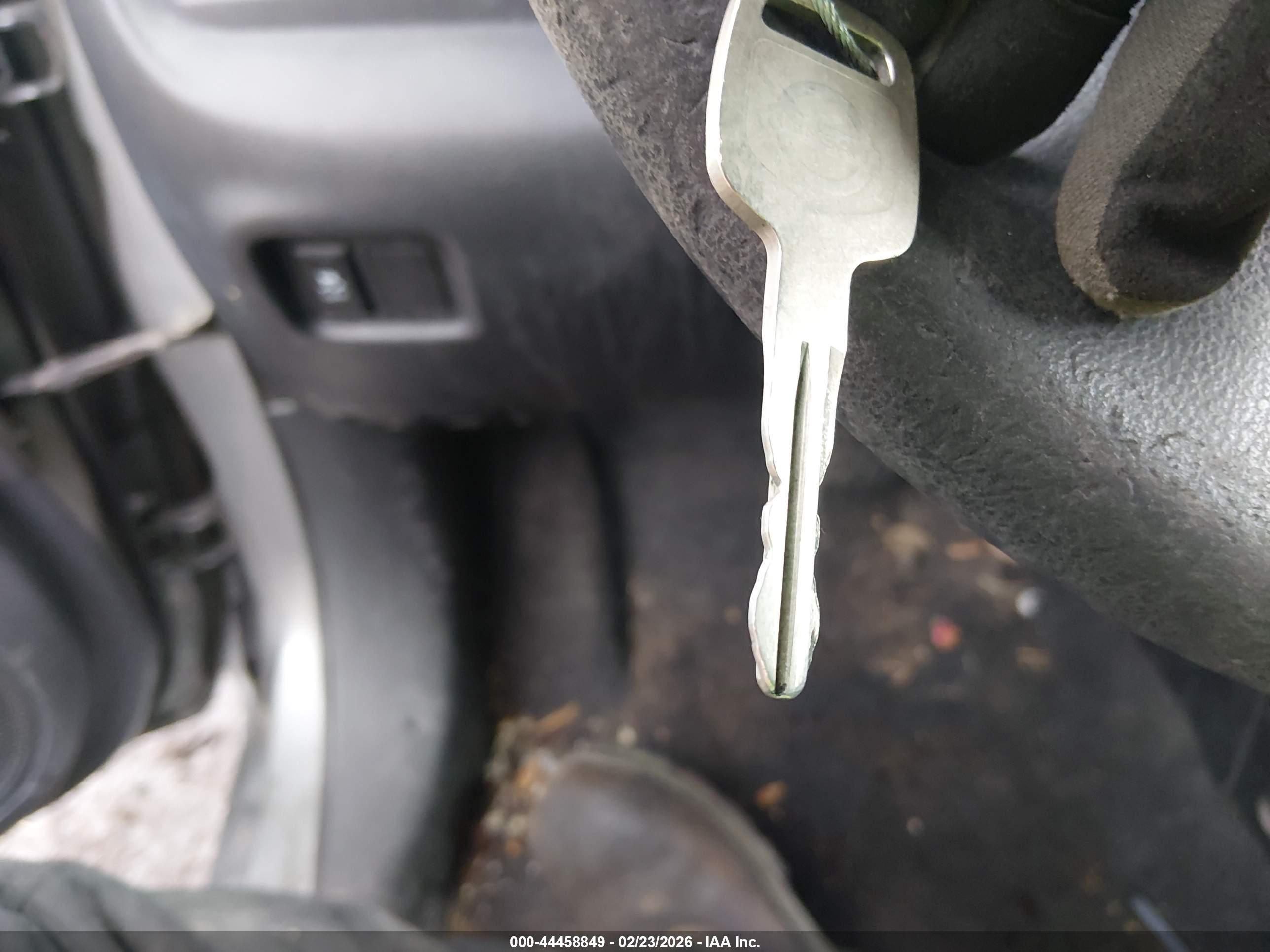 NISSAN VERSA image 11