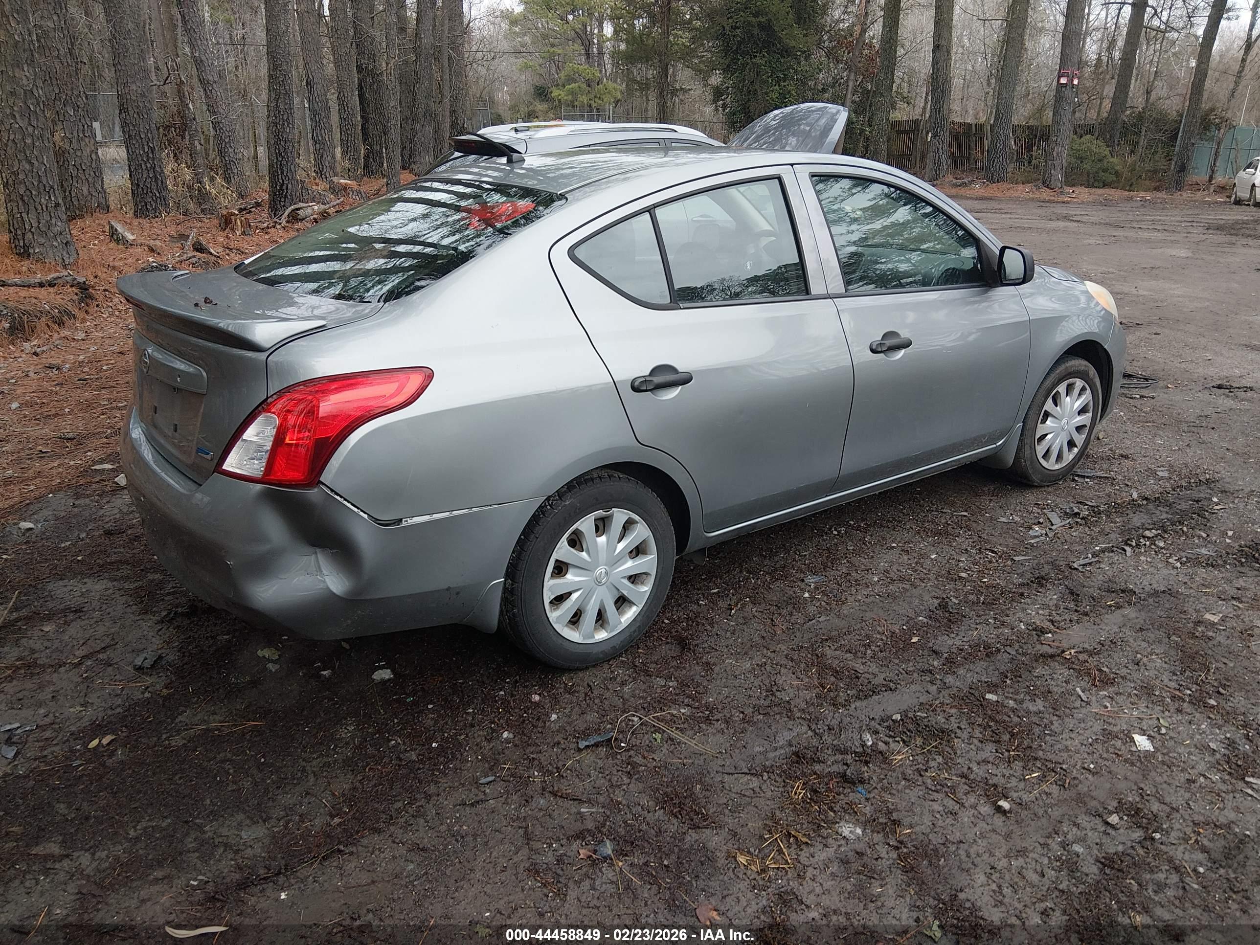 NISSAN VERSA image 4