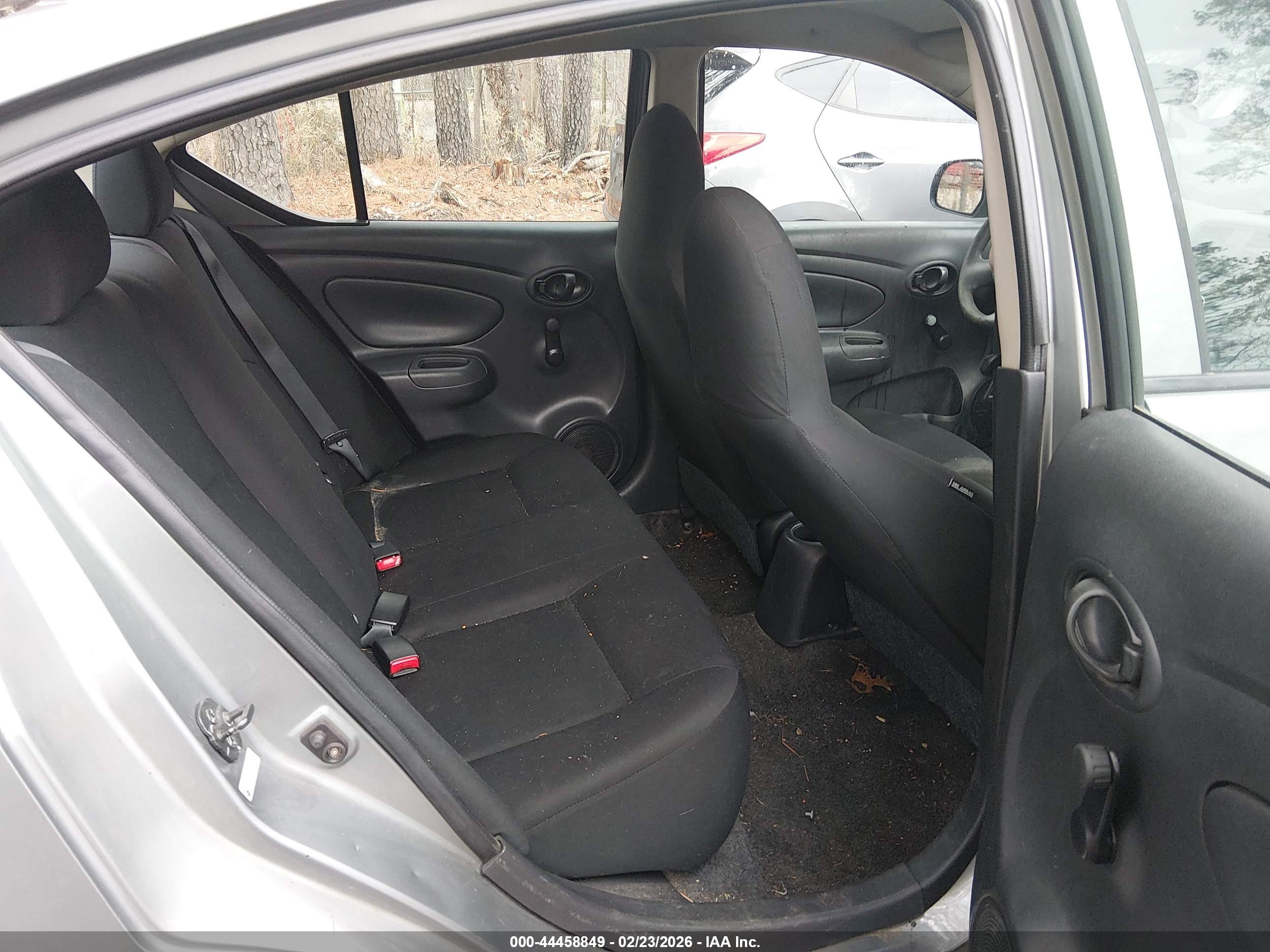 NISSAN VERSA image 8