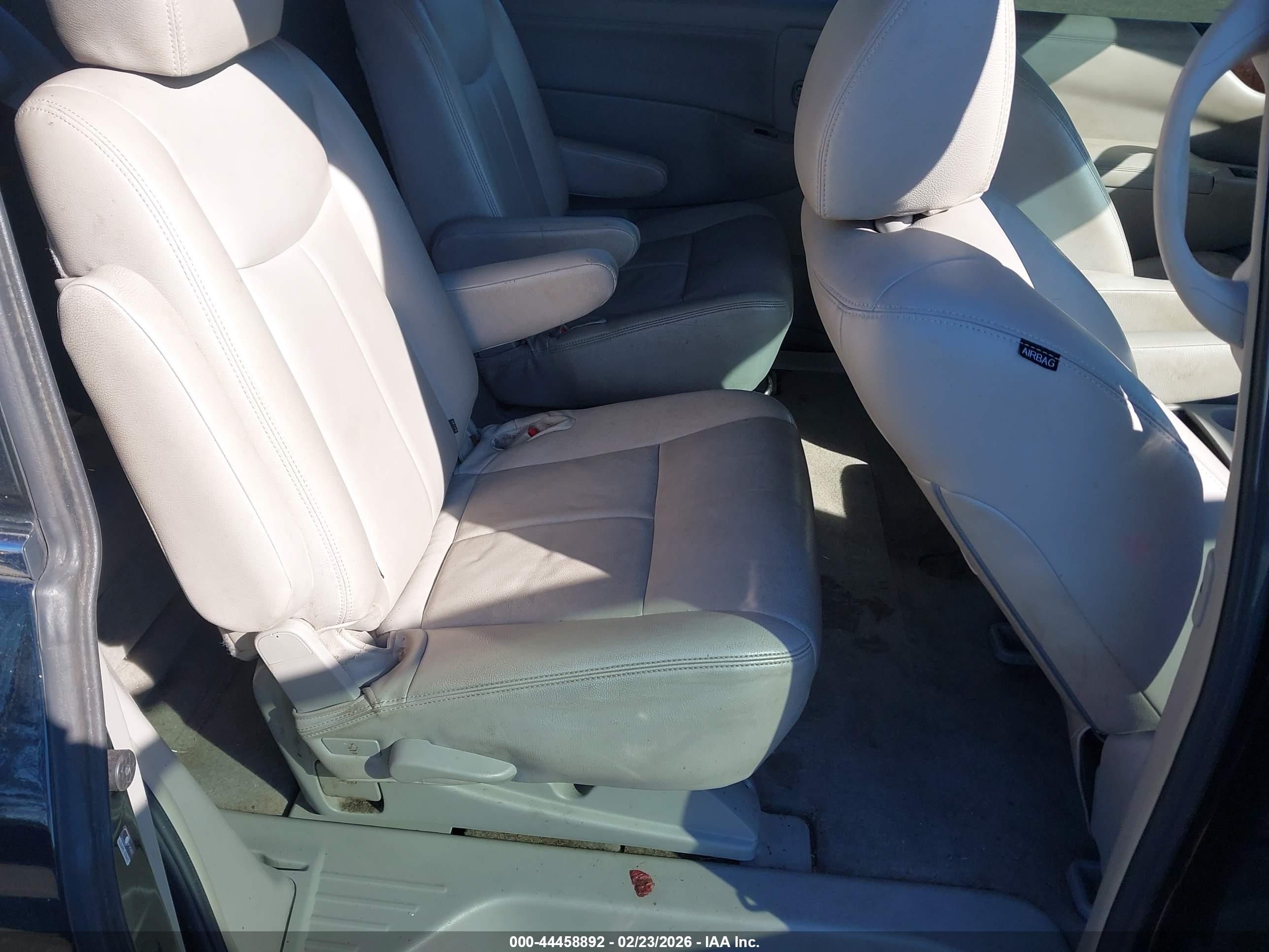 NISSAN QUEST image 8