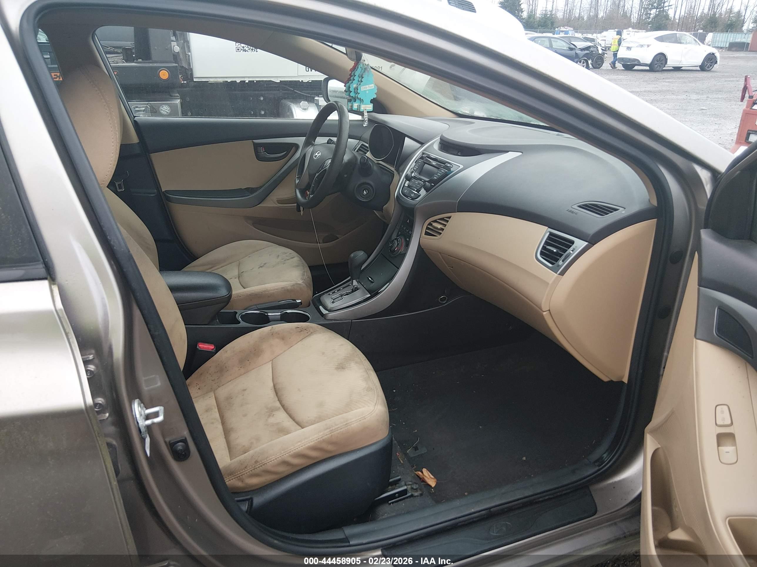 HYUNDAI ELANTRA image 5