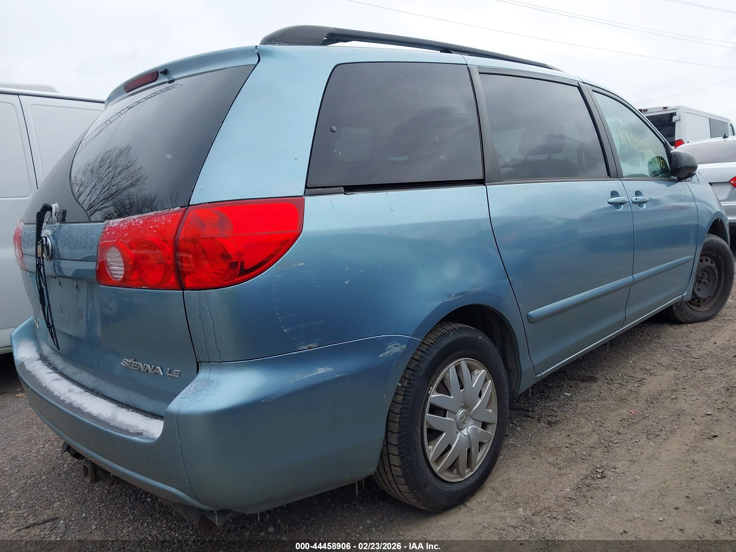 TOYOTA SIENNA image 6