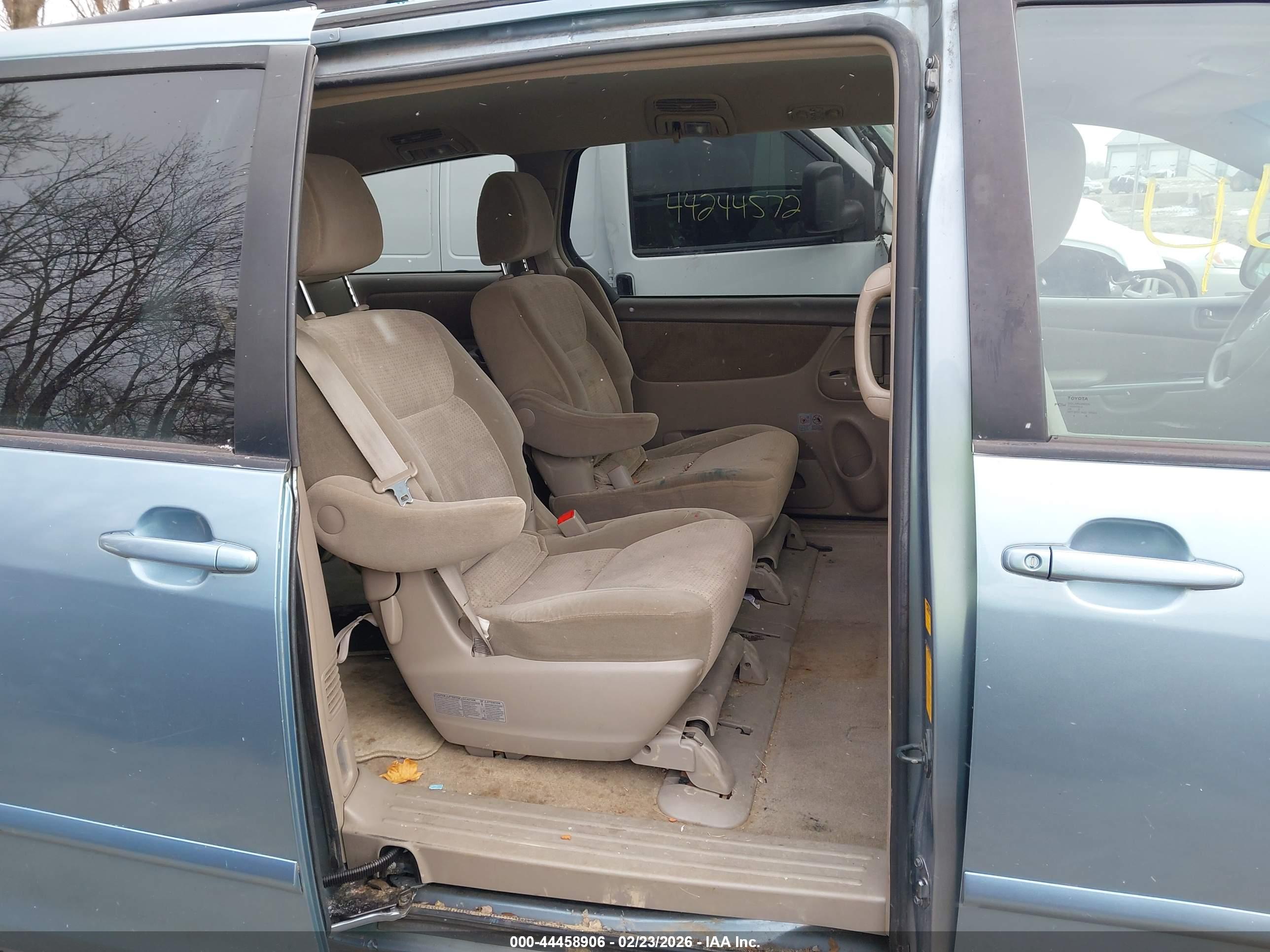TOYOTA SIENNA image 8