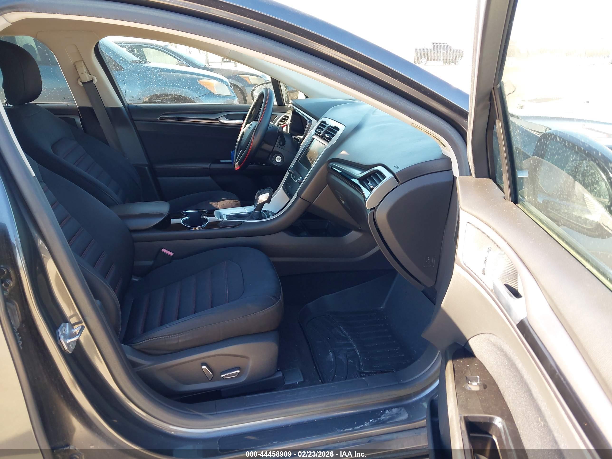 FORD FUSION image 5