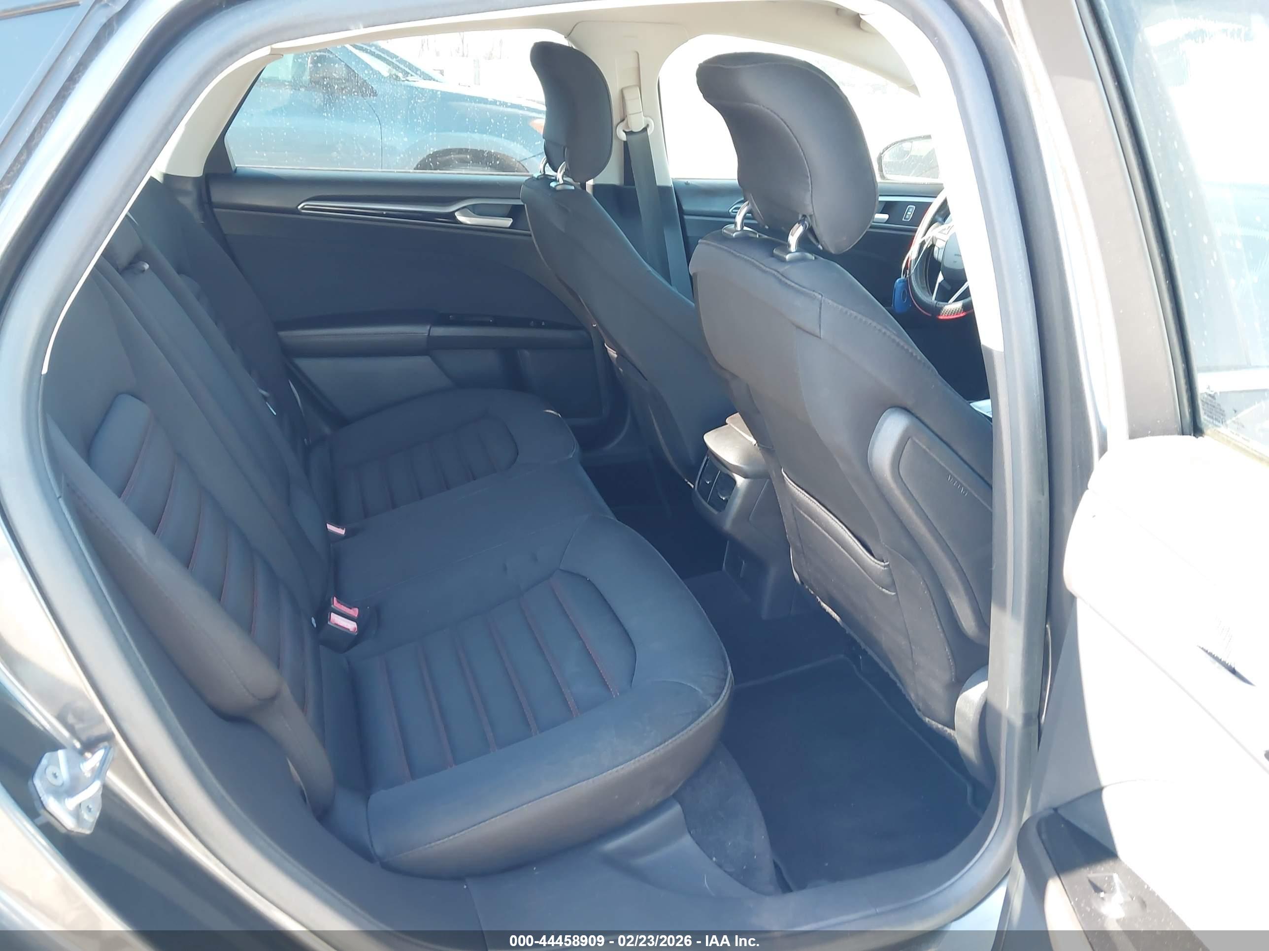 FORD FUSION image 8