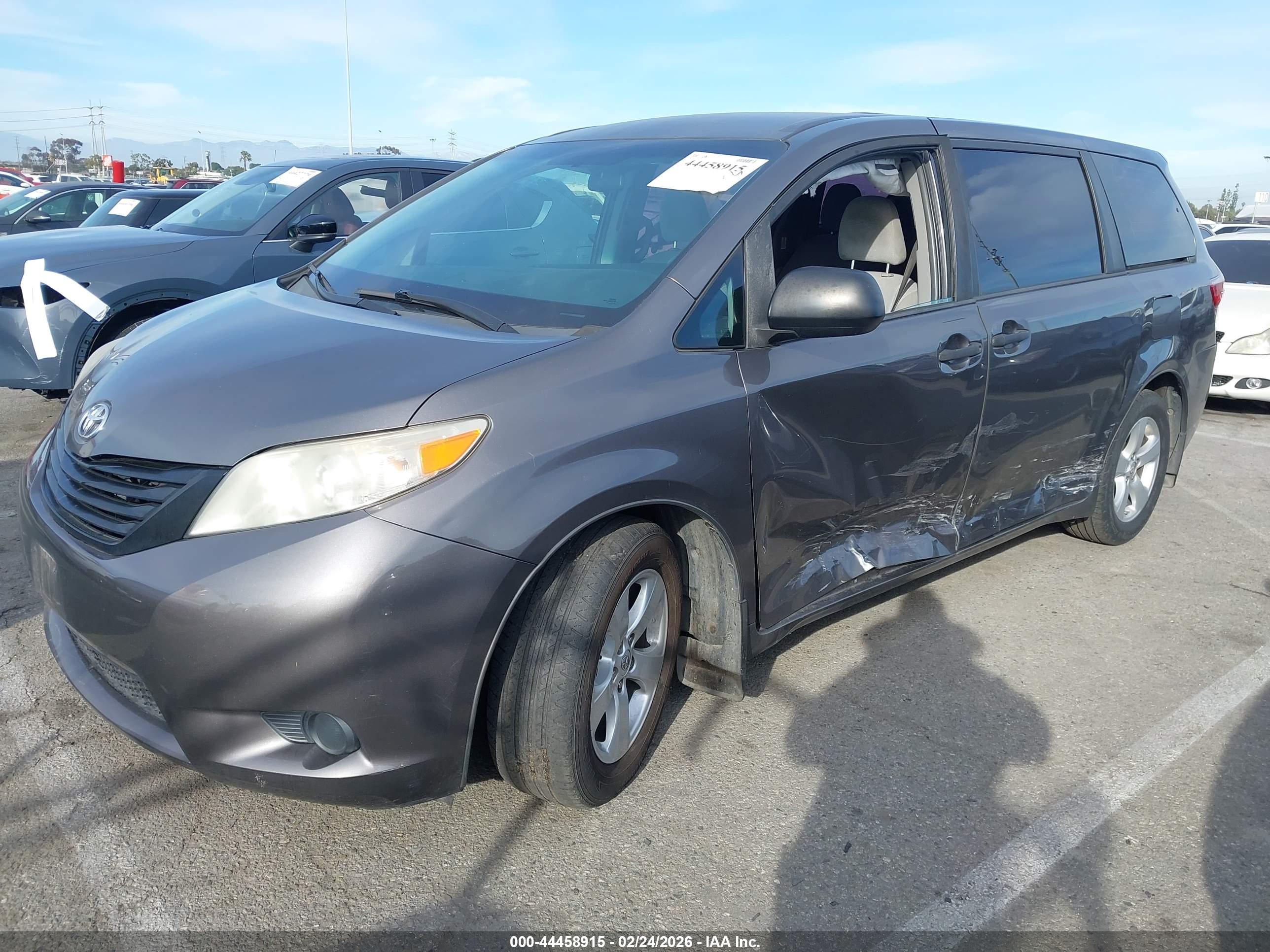 TOYOTA SIENNA image 2