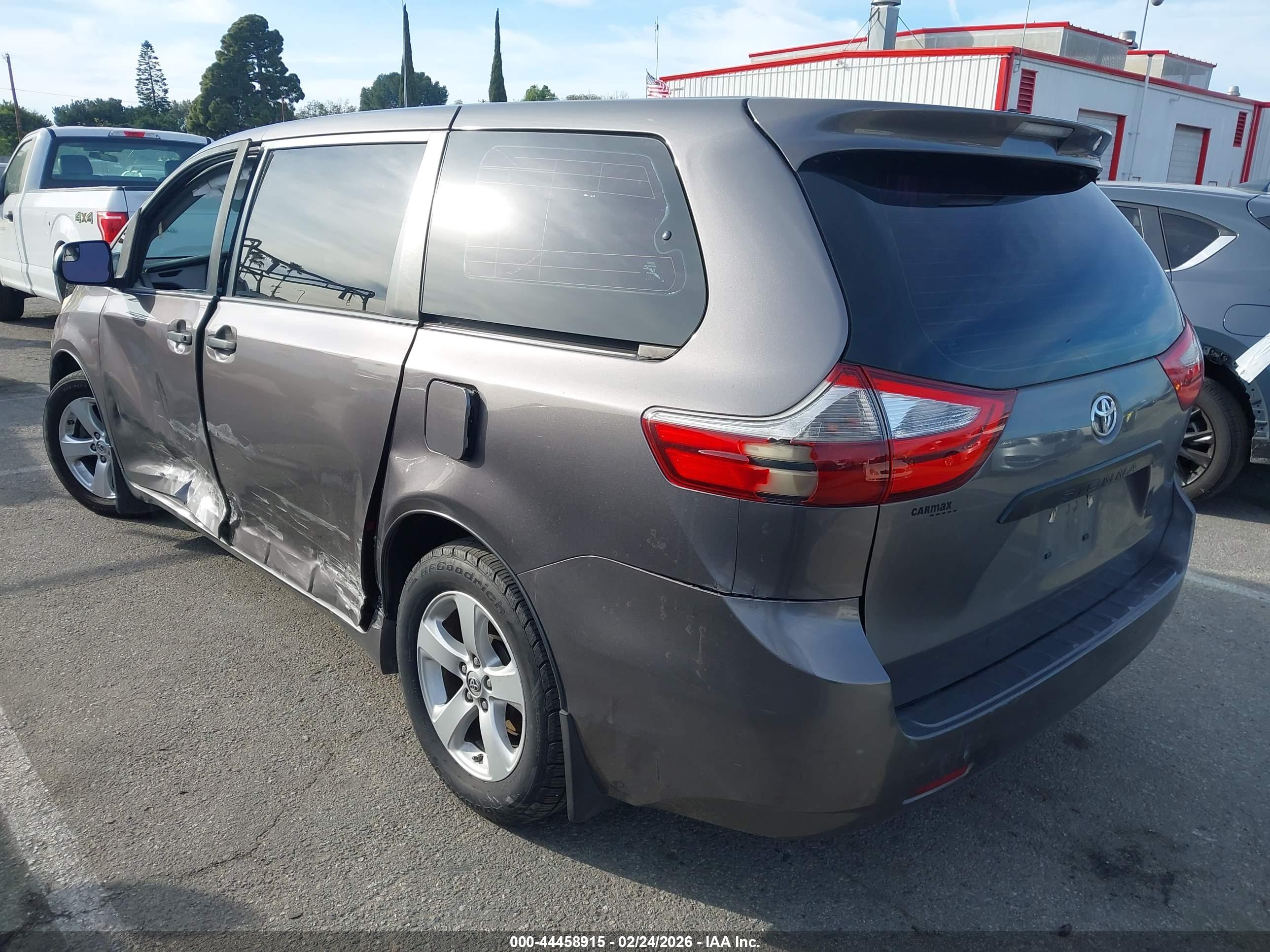 TOYOTA SIENNA image 3