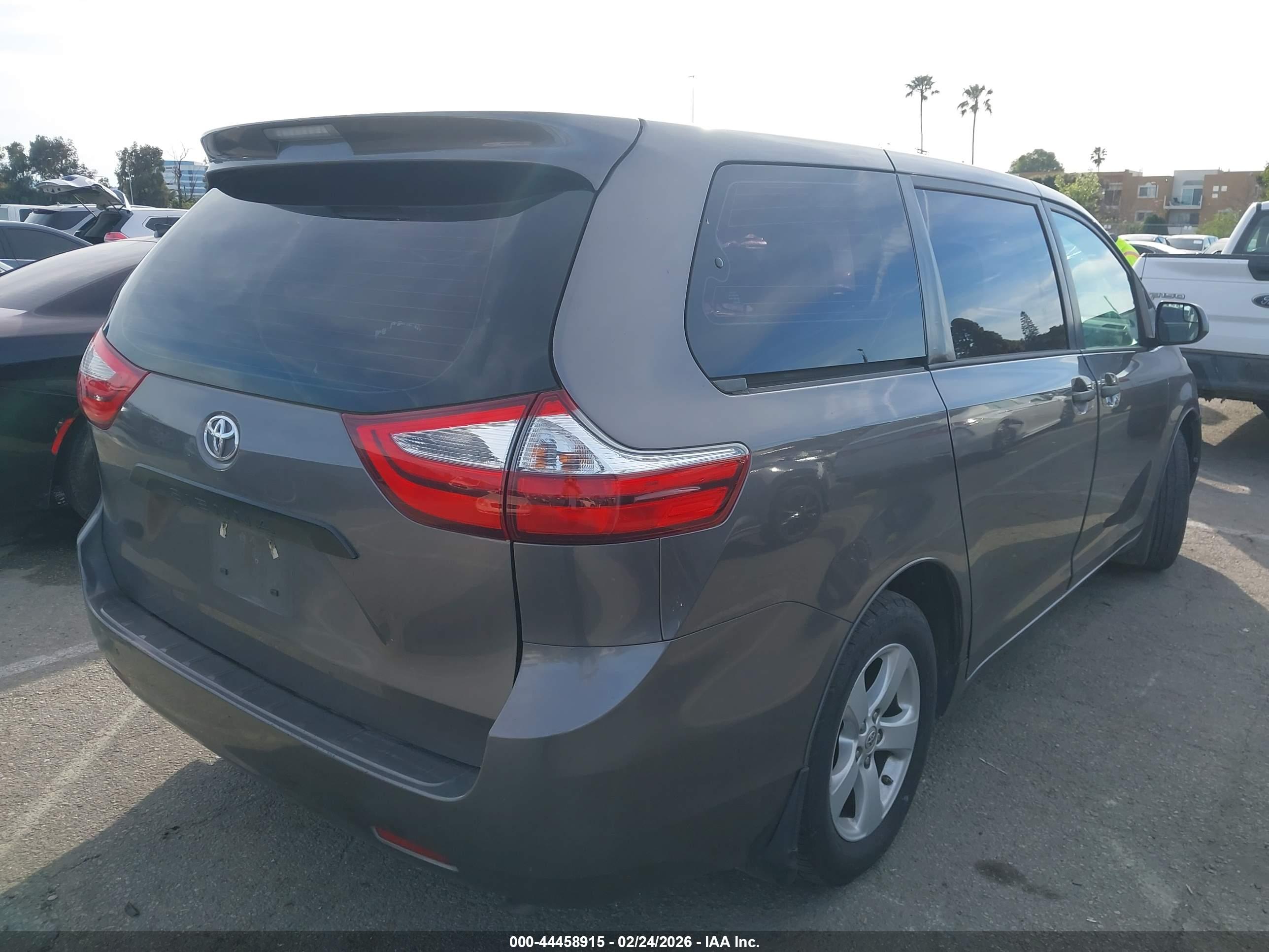 TOYOTA SIENNA image 4