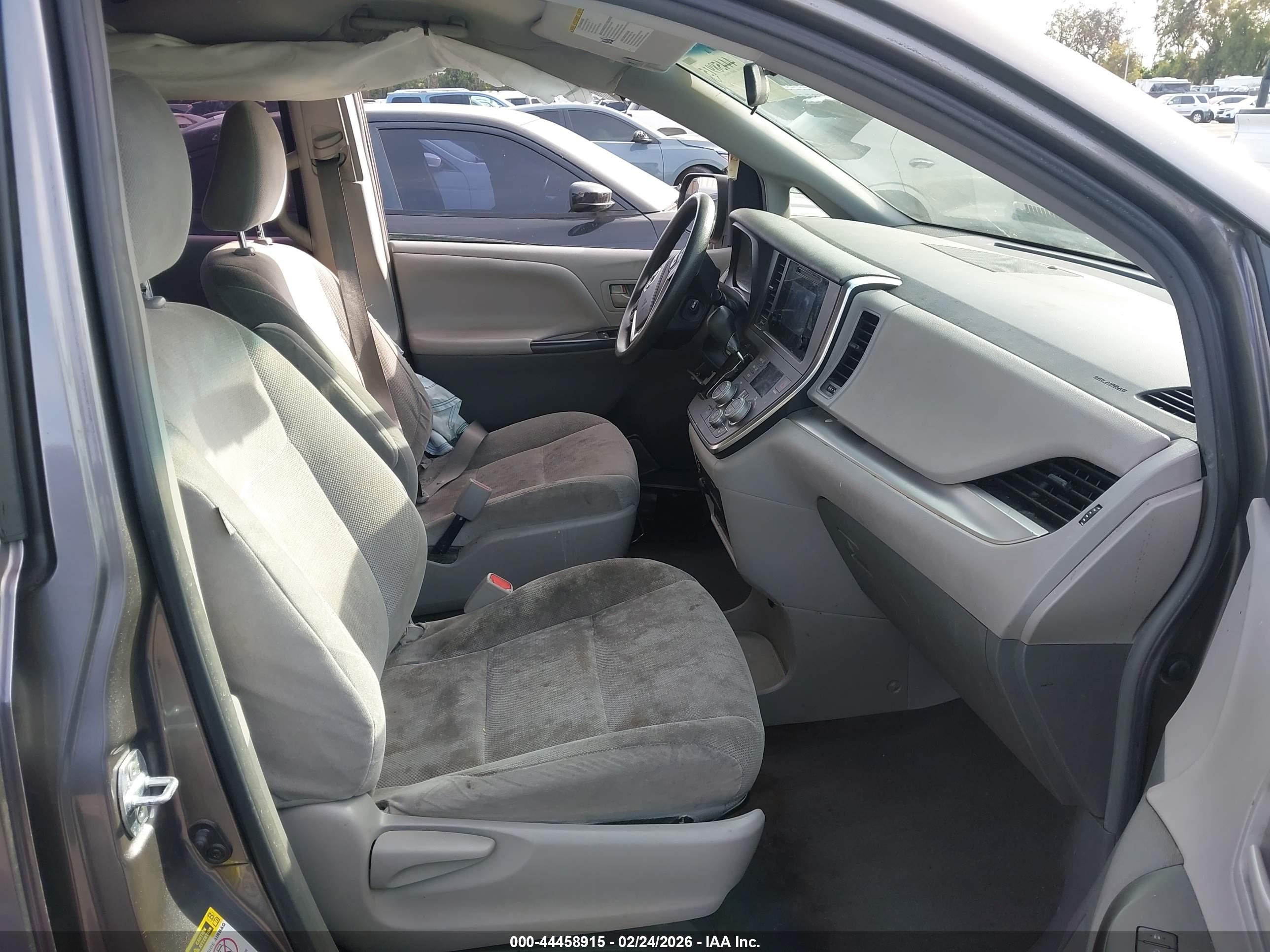 TOYOTA SIENNA image 5