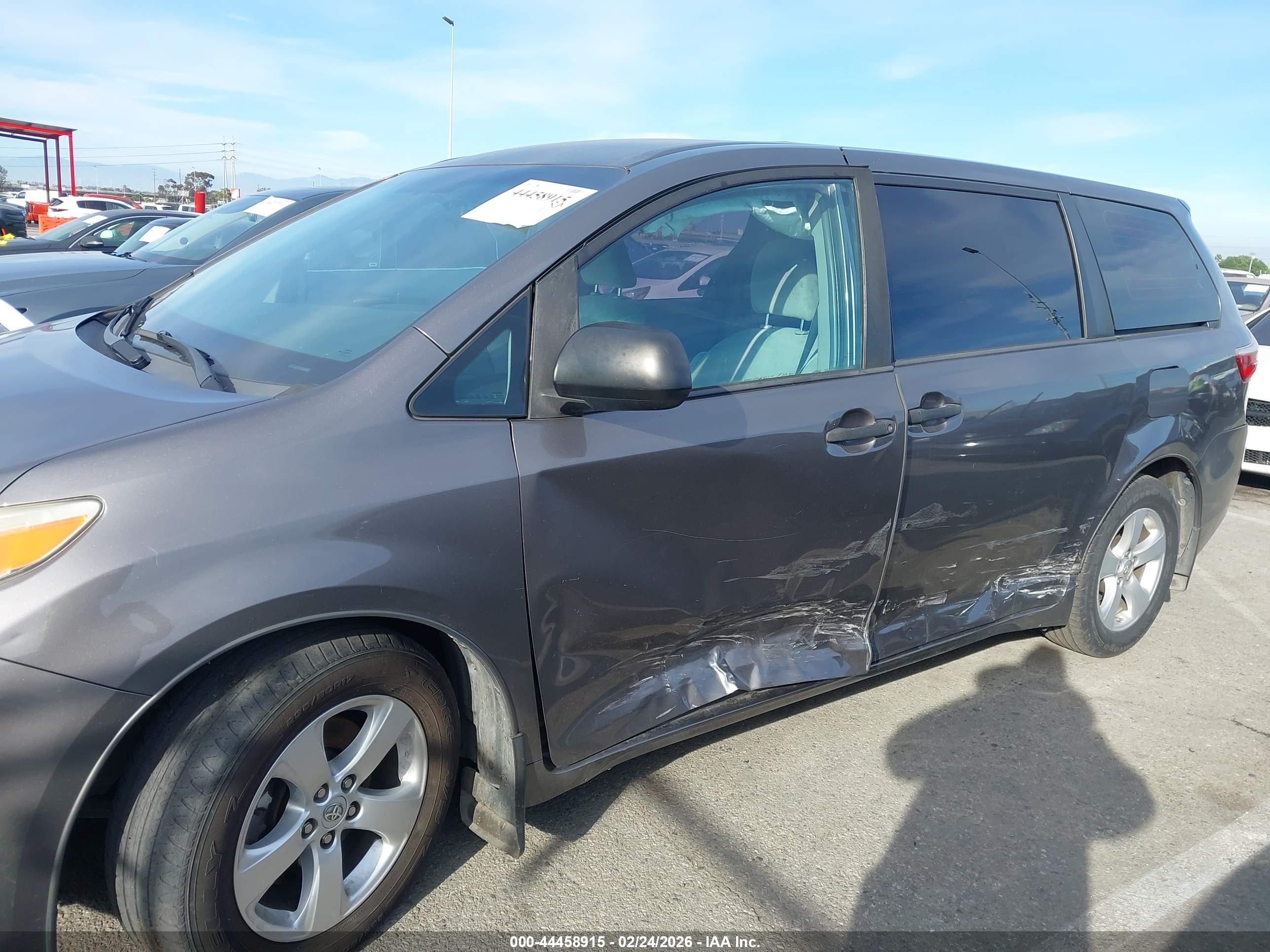 TOYOTA SIENNA image 6