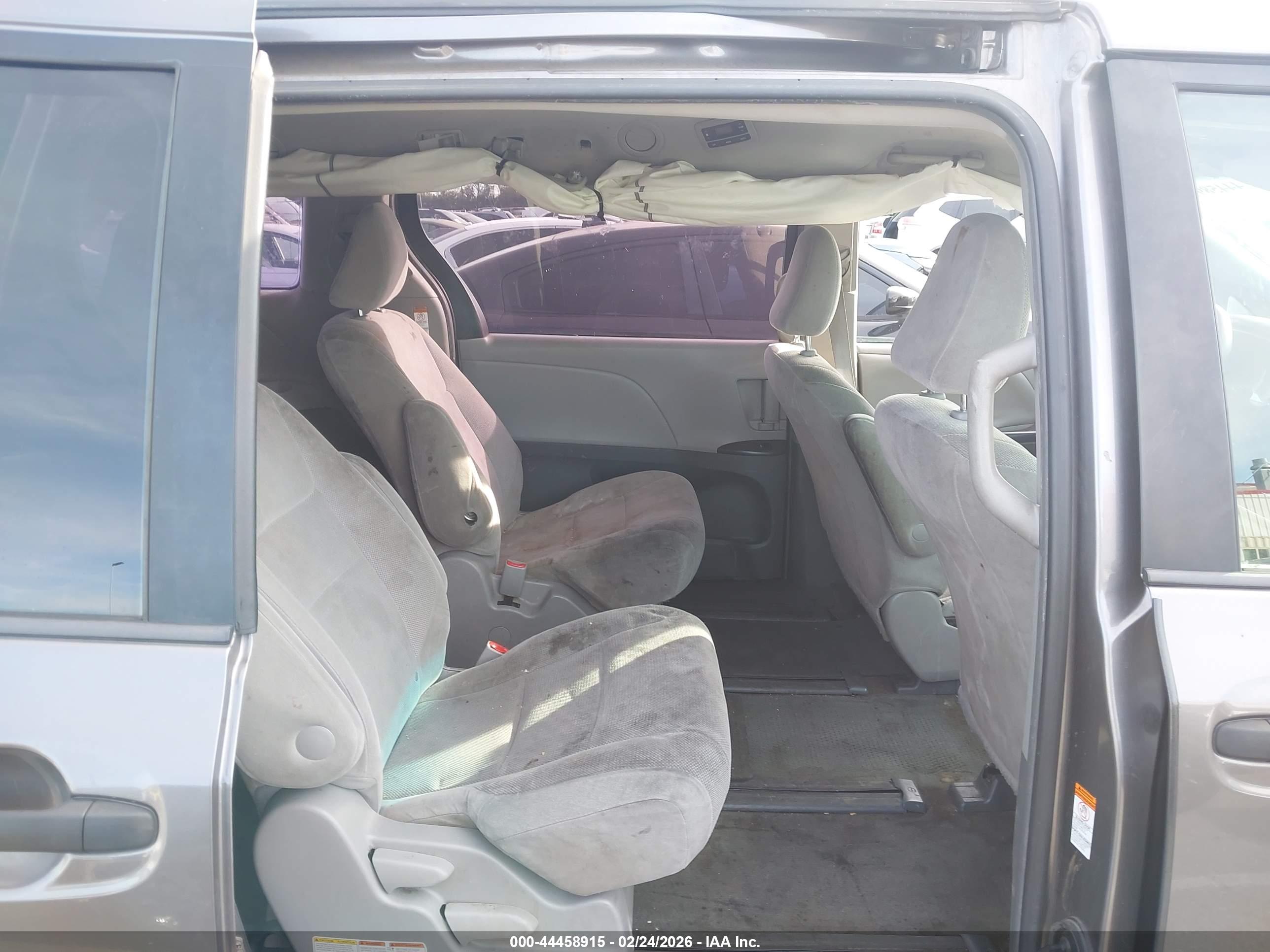 TOYOTA SIENNA image 8