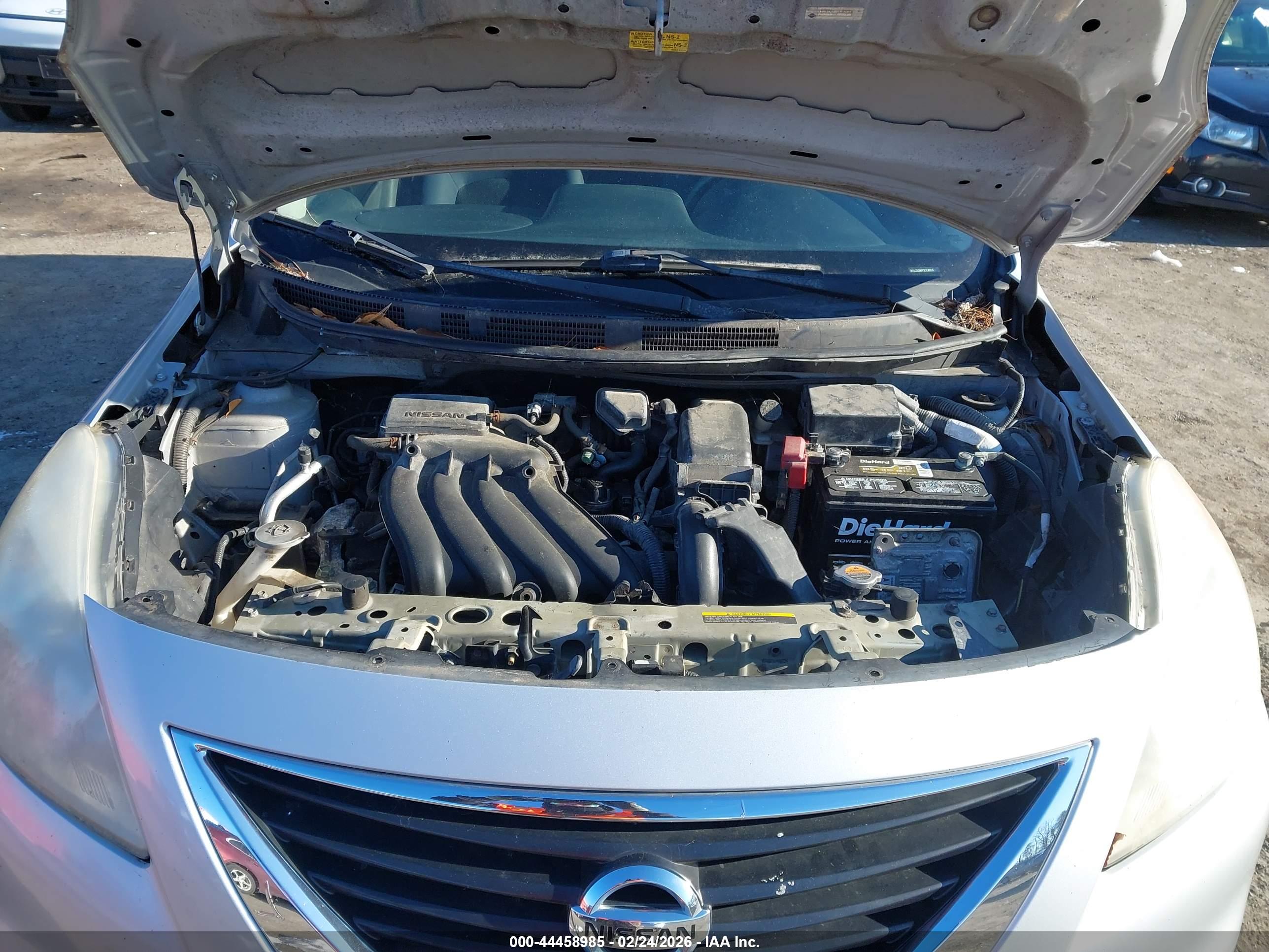 NISSAN VERSA image 10