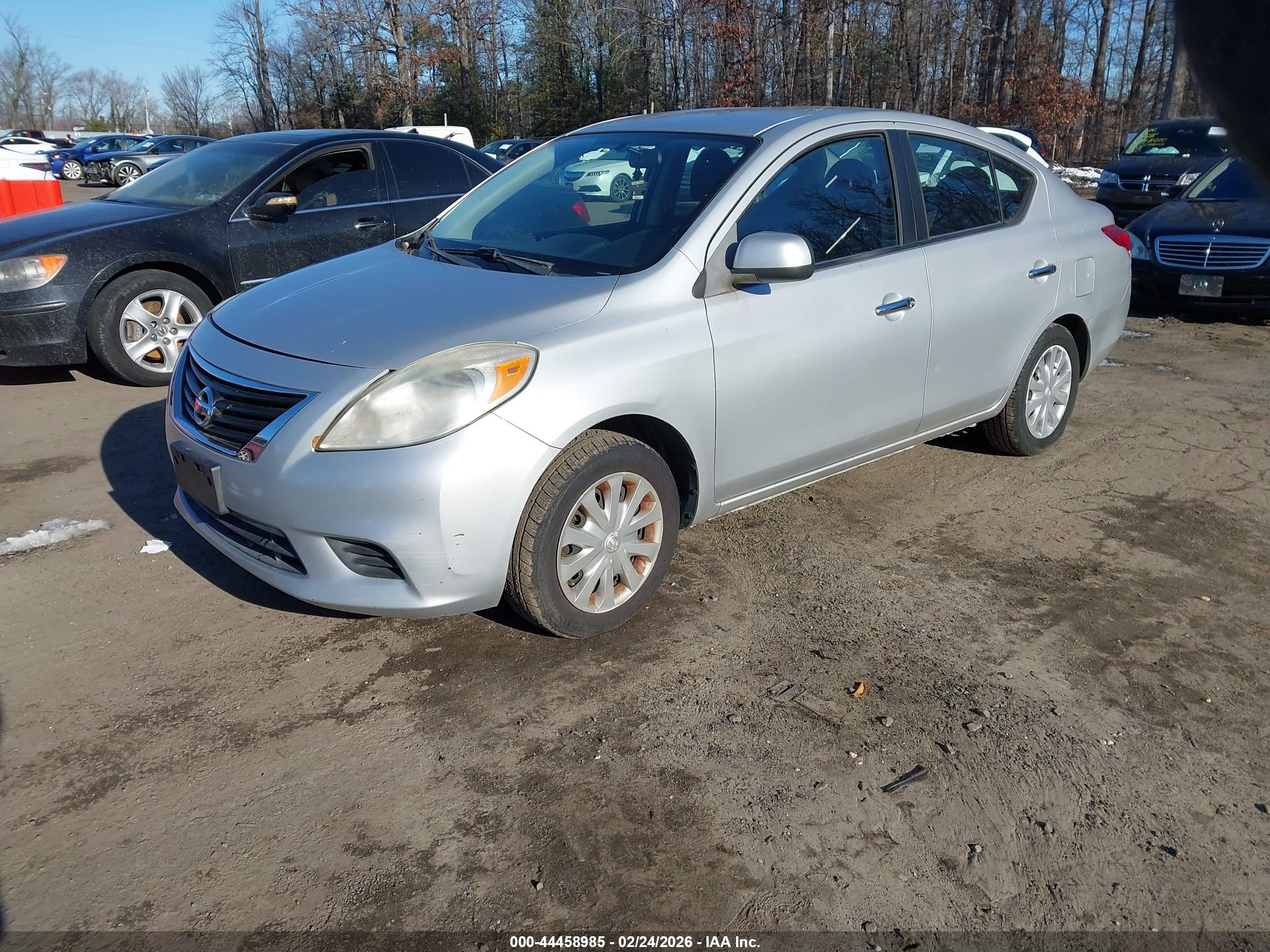 NISSAN VERSA image 2