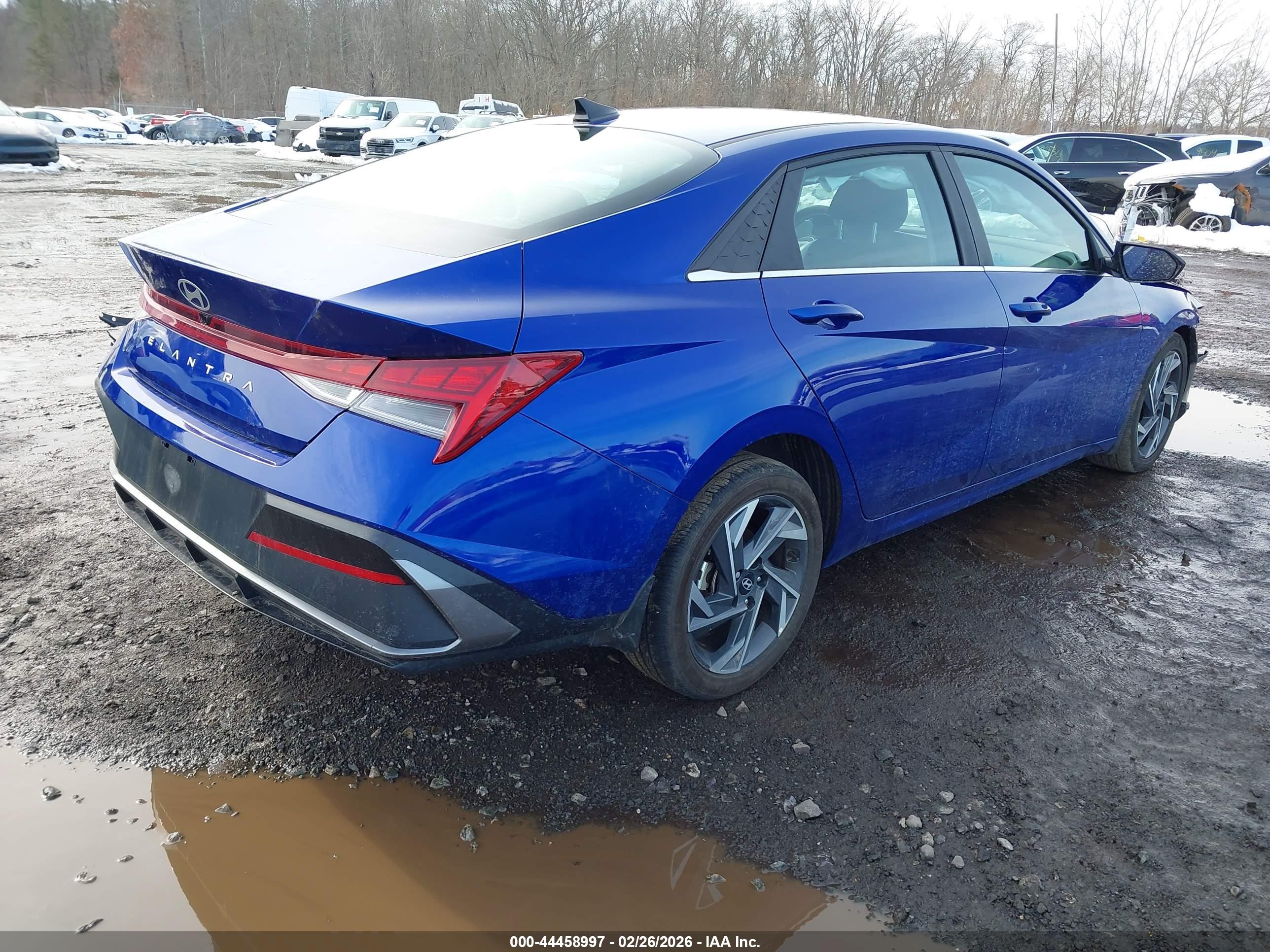 HYUNDAI ELANTRA image 4